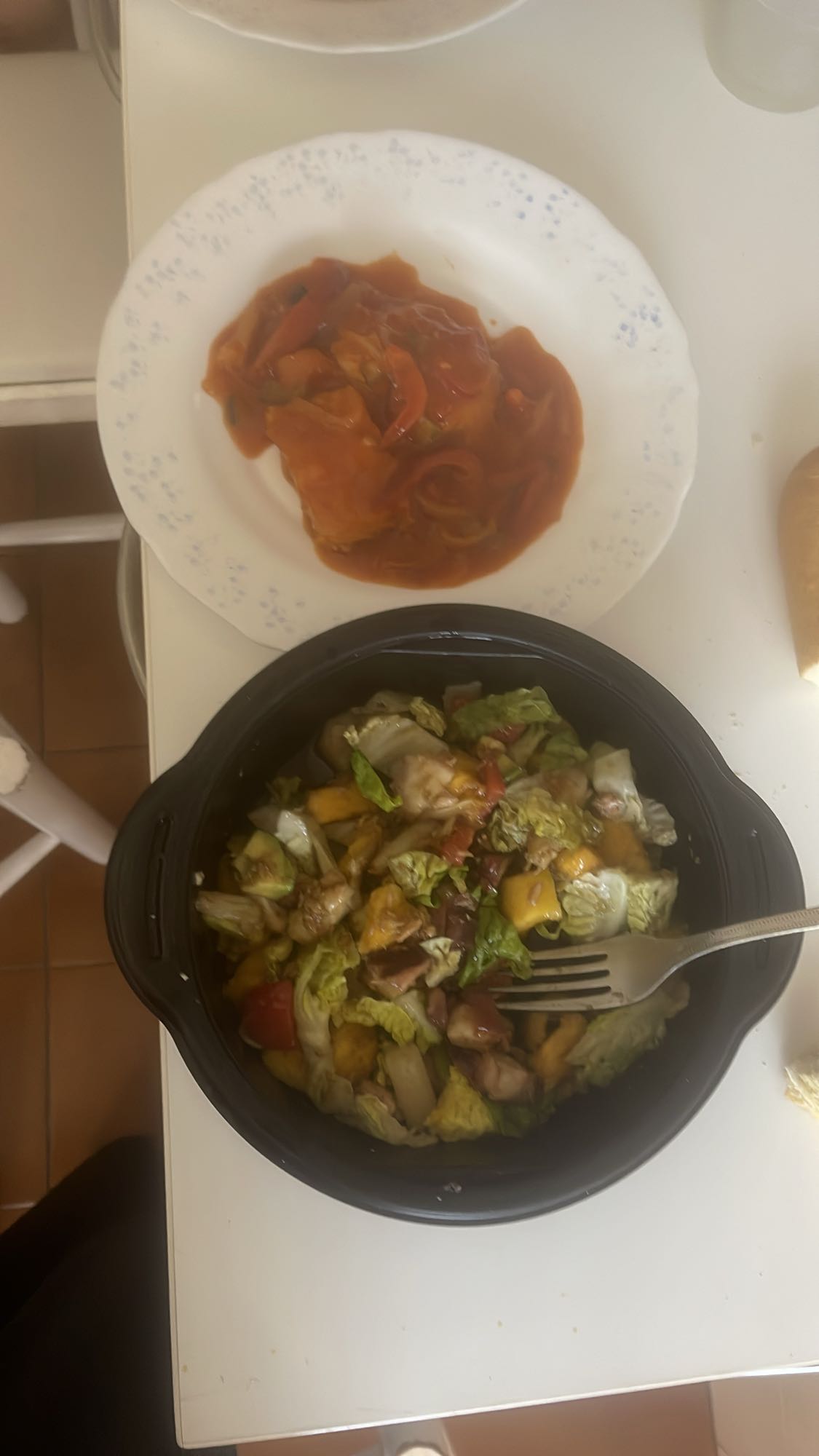 ensalada y pisto con pan