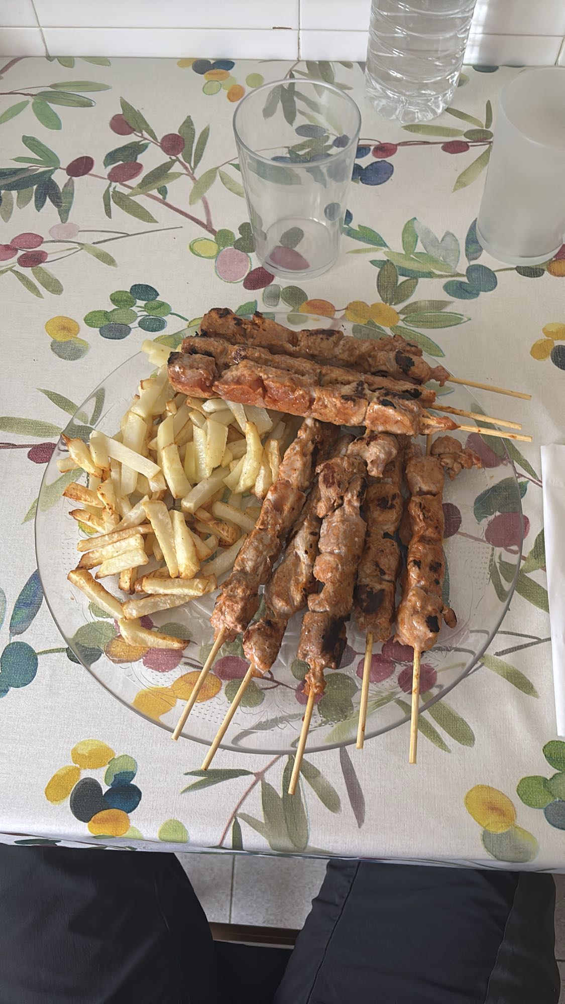 Brochetas con papas fritas