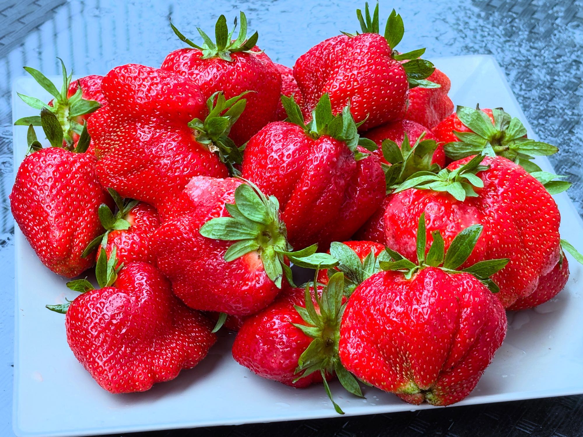 Căpșuni proaspete și cafea fără zahăr