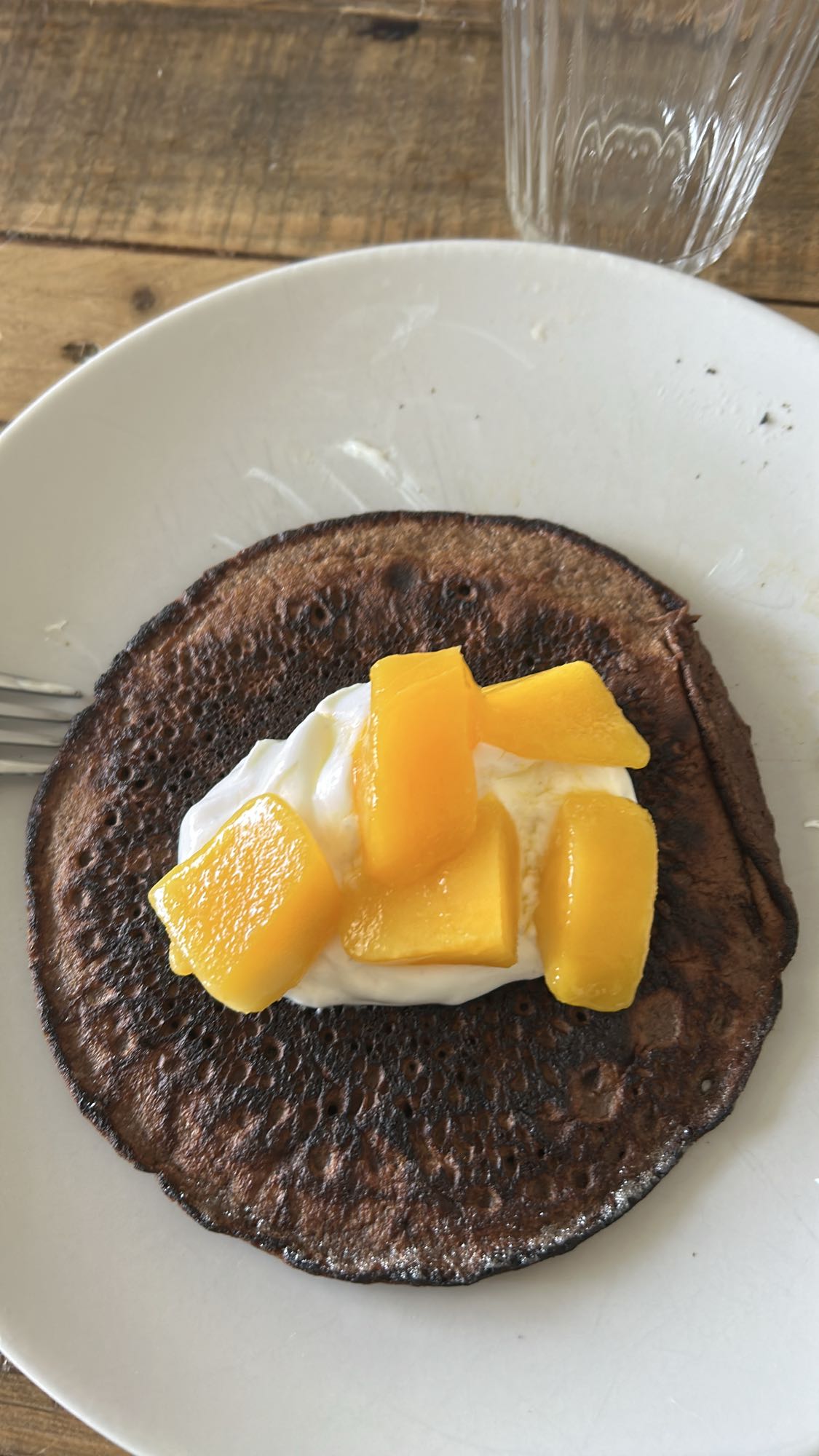 Protein chokladpannkaka med vaniljkvarg och frukt