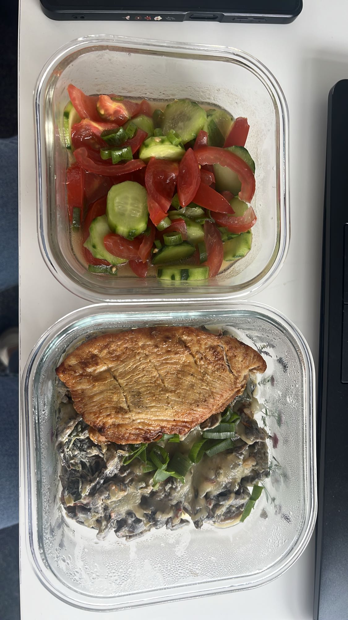 Piept de pui cu salată