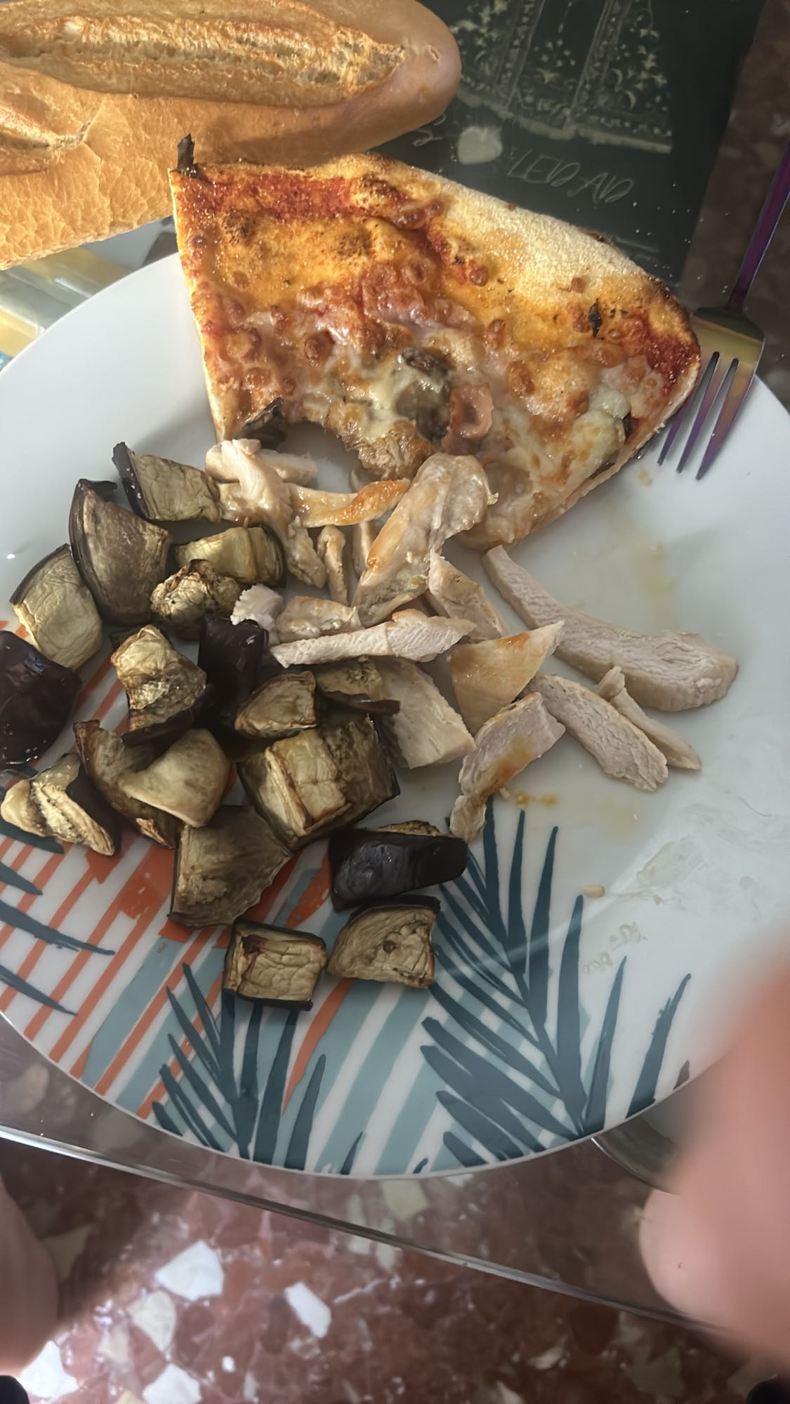 Pizza, pollo y berenjena