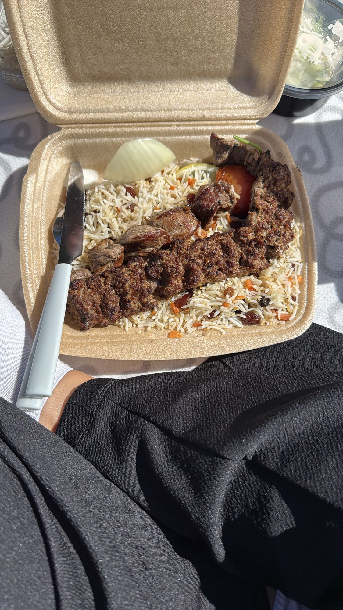 Kebab med ris och grönsaker