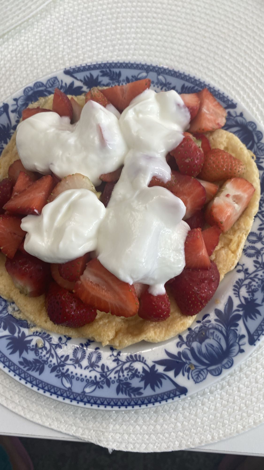 omlet z truskawkami i jogurtem