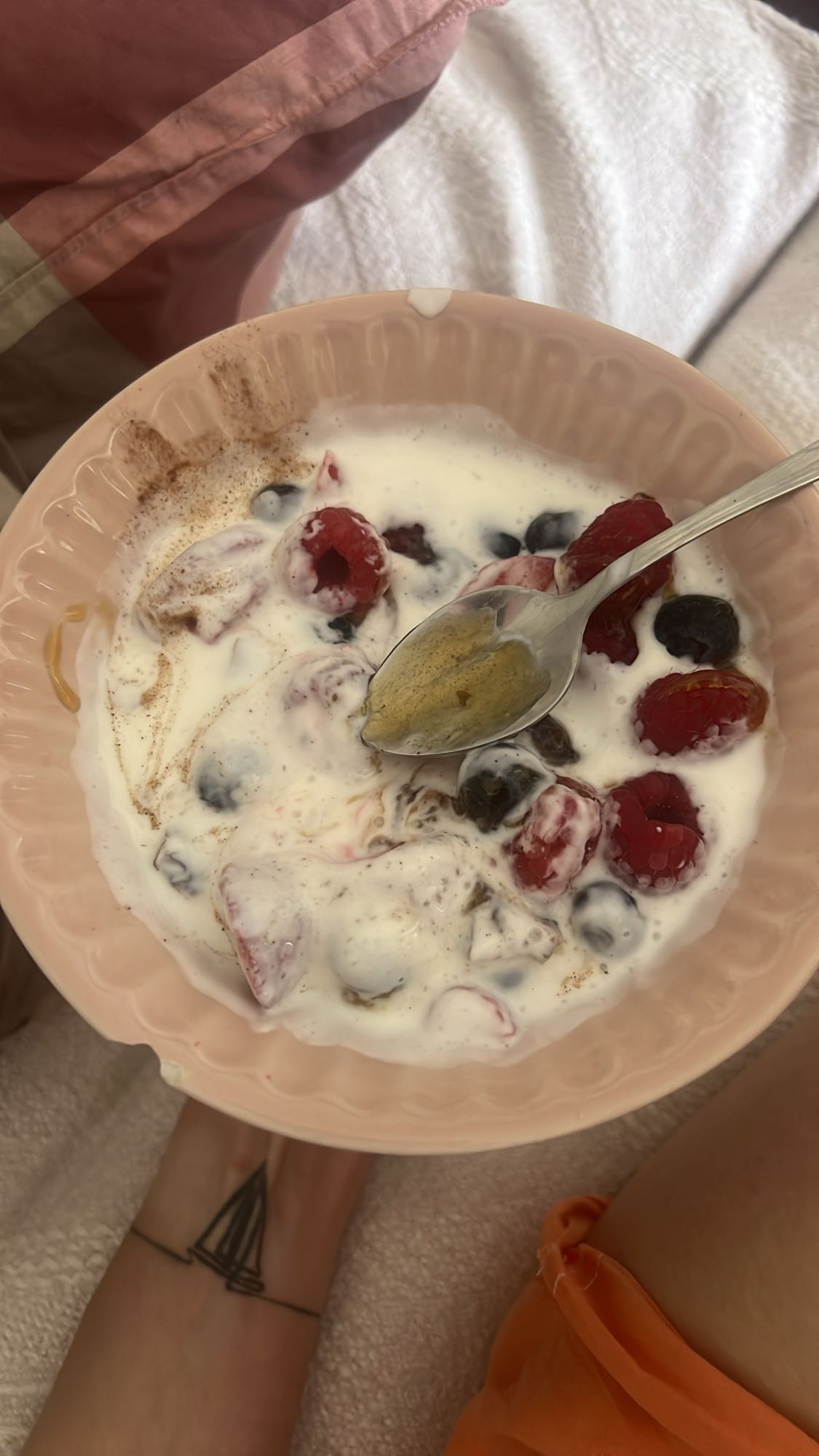 yogur con frutas y miel