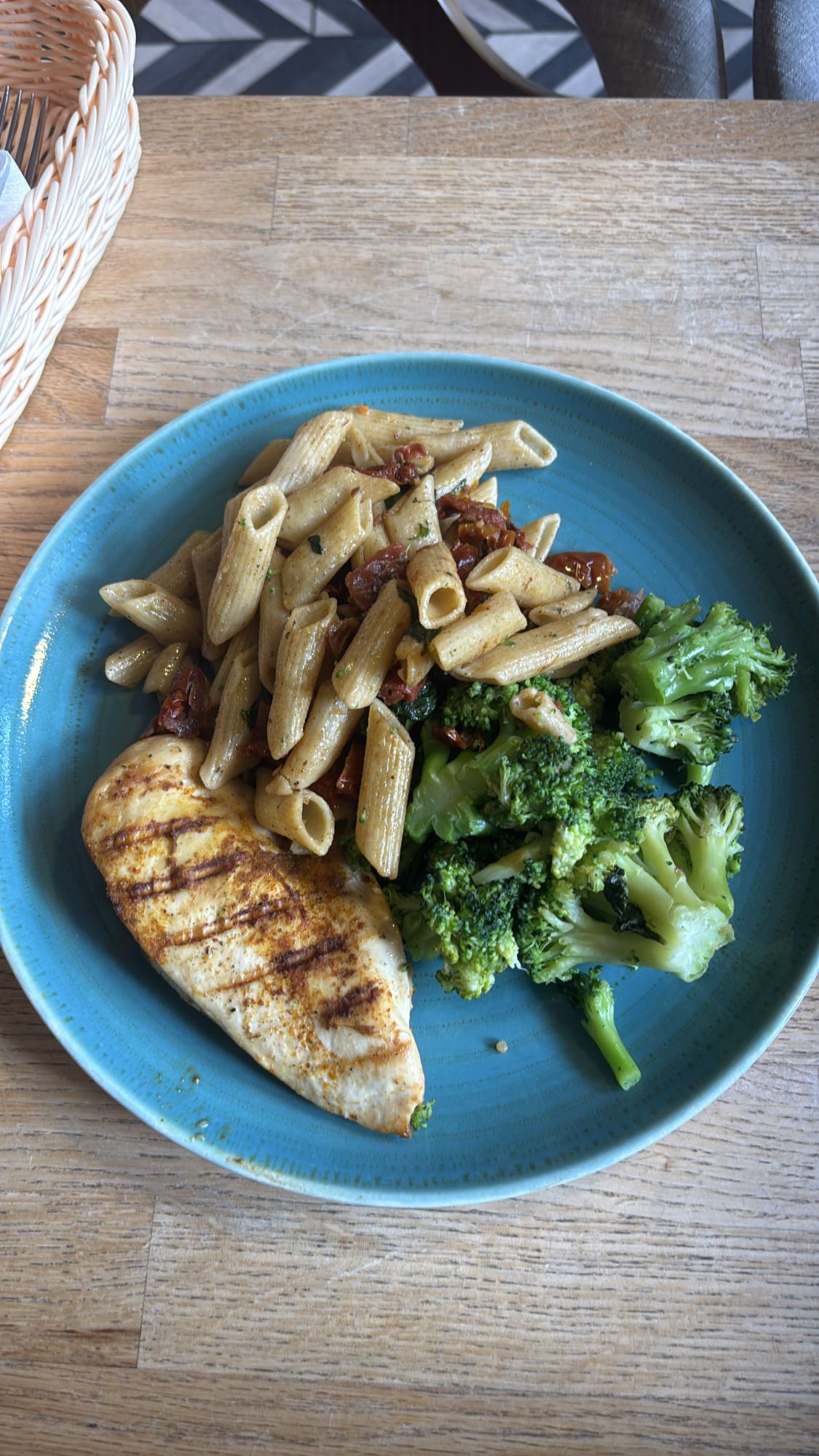 Kurczak z makaronem i brokułami