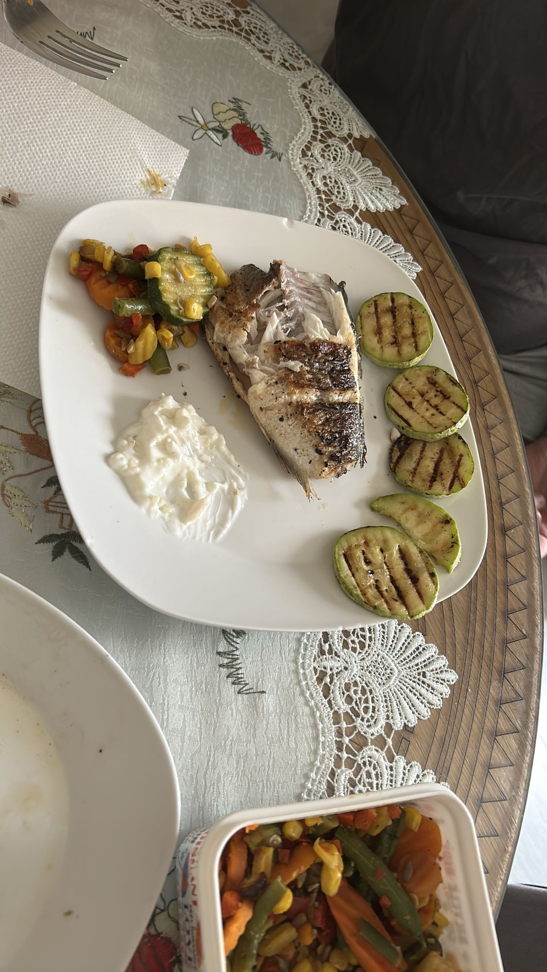 Pește cu legume la grătar