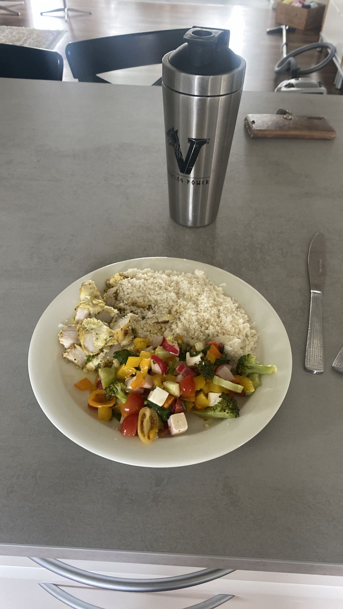 Kyckling med blomkålsris och kesosås