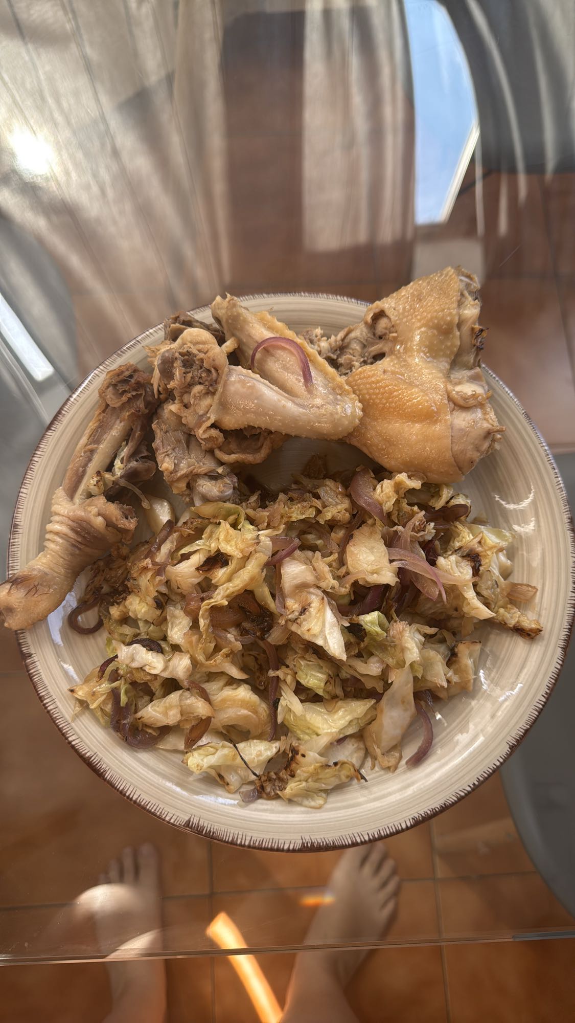 Pollo con repollo salteado