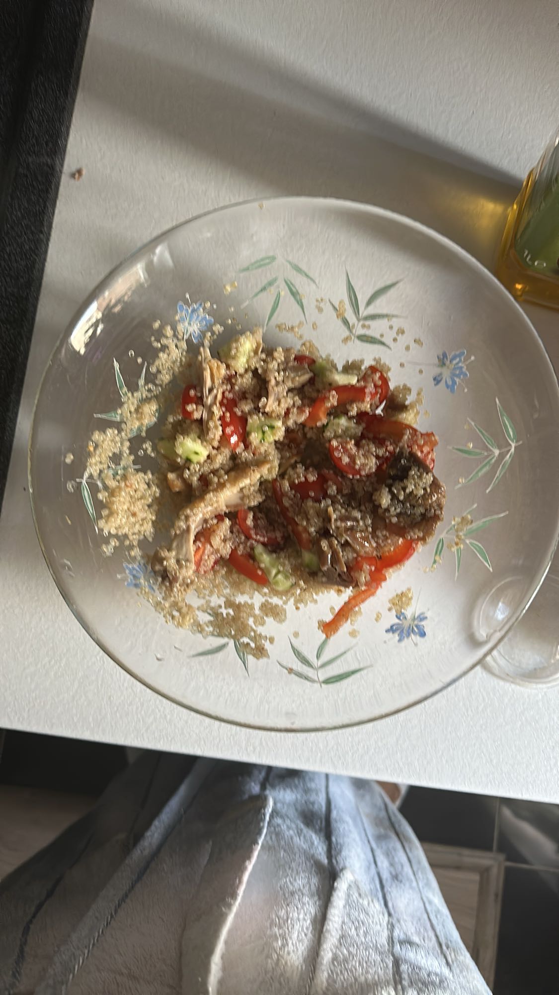 Salată cu quinoa și pui