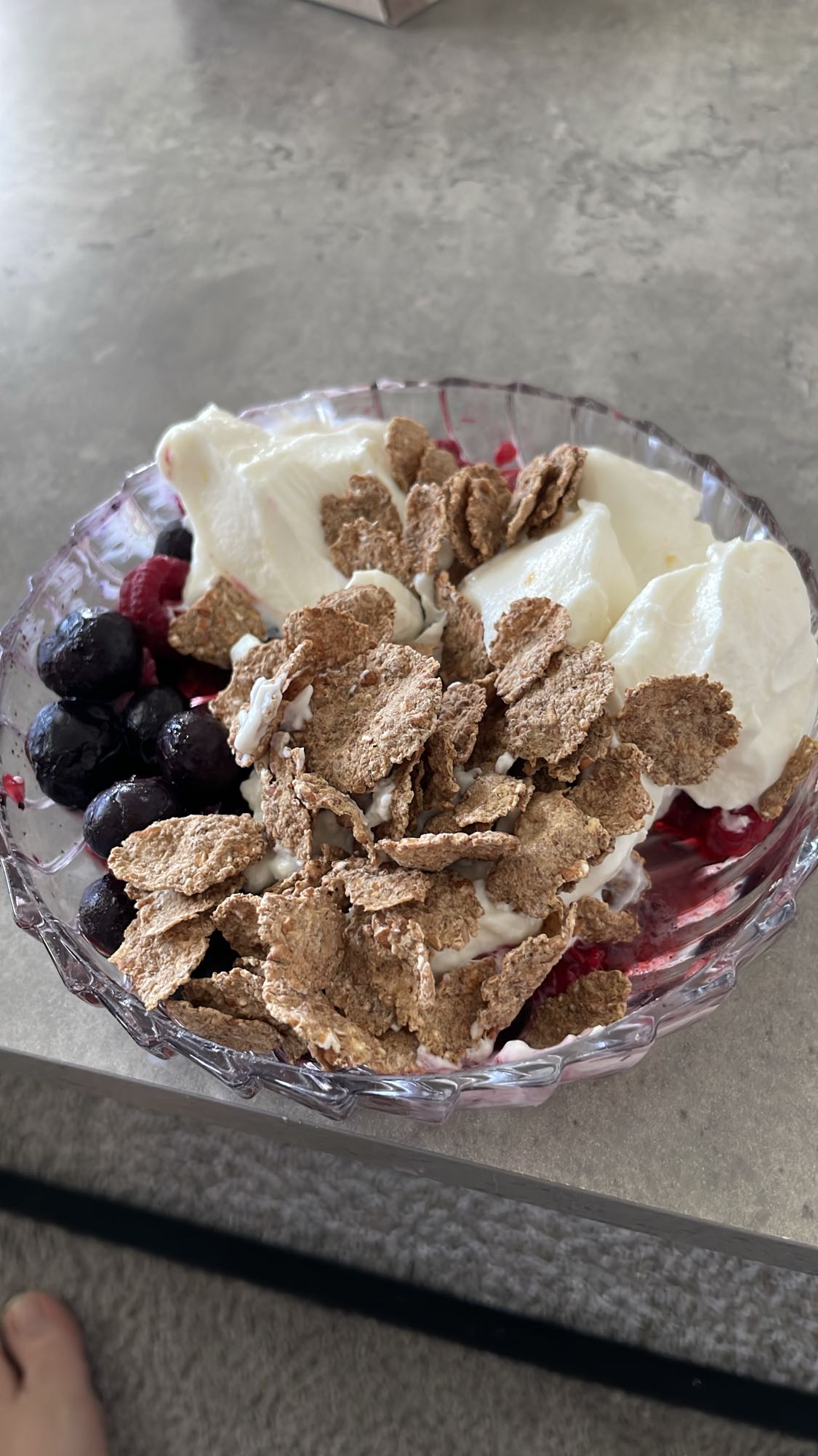 Yoghurt med bär & flingor