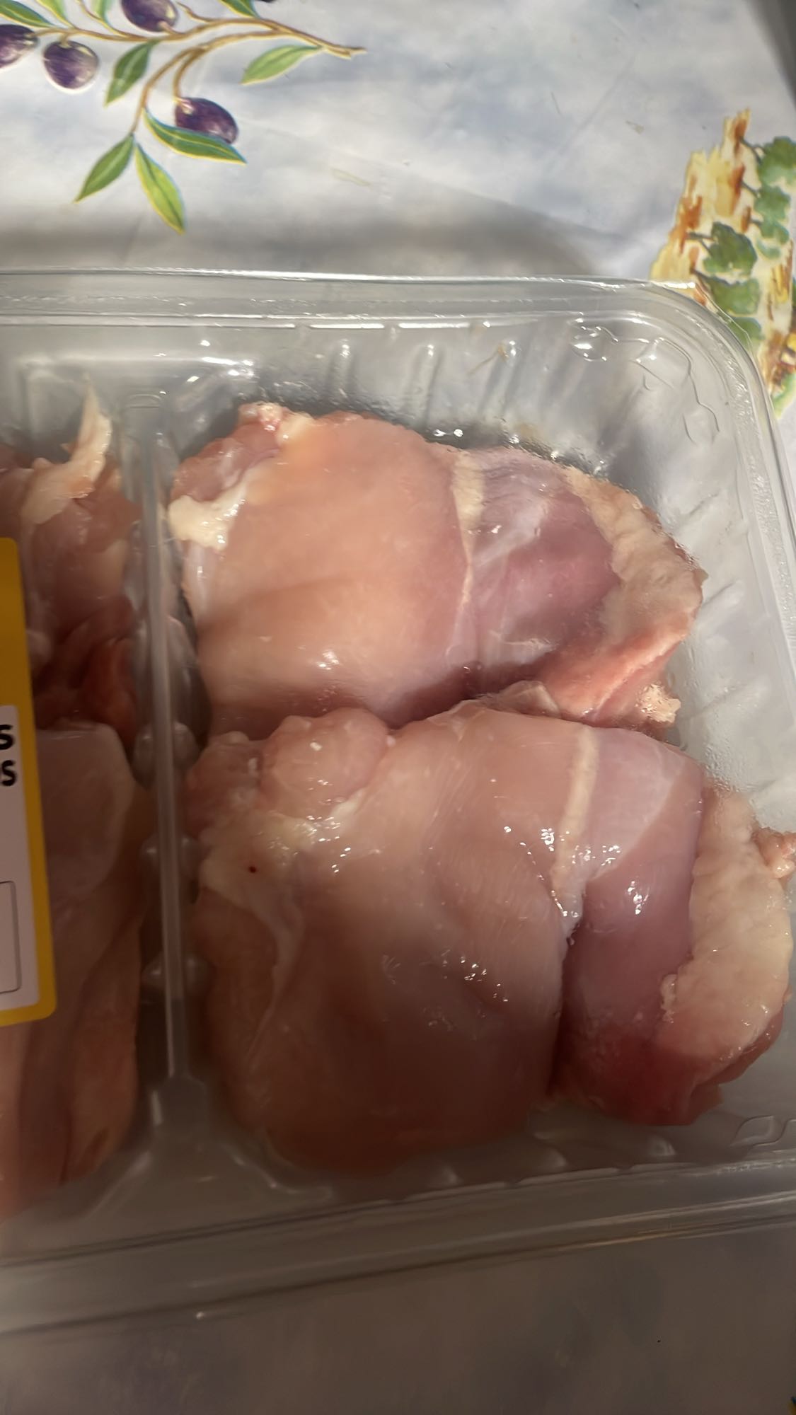 pollo crudo en bandeja