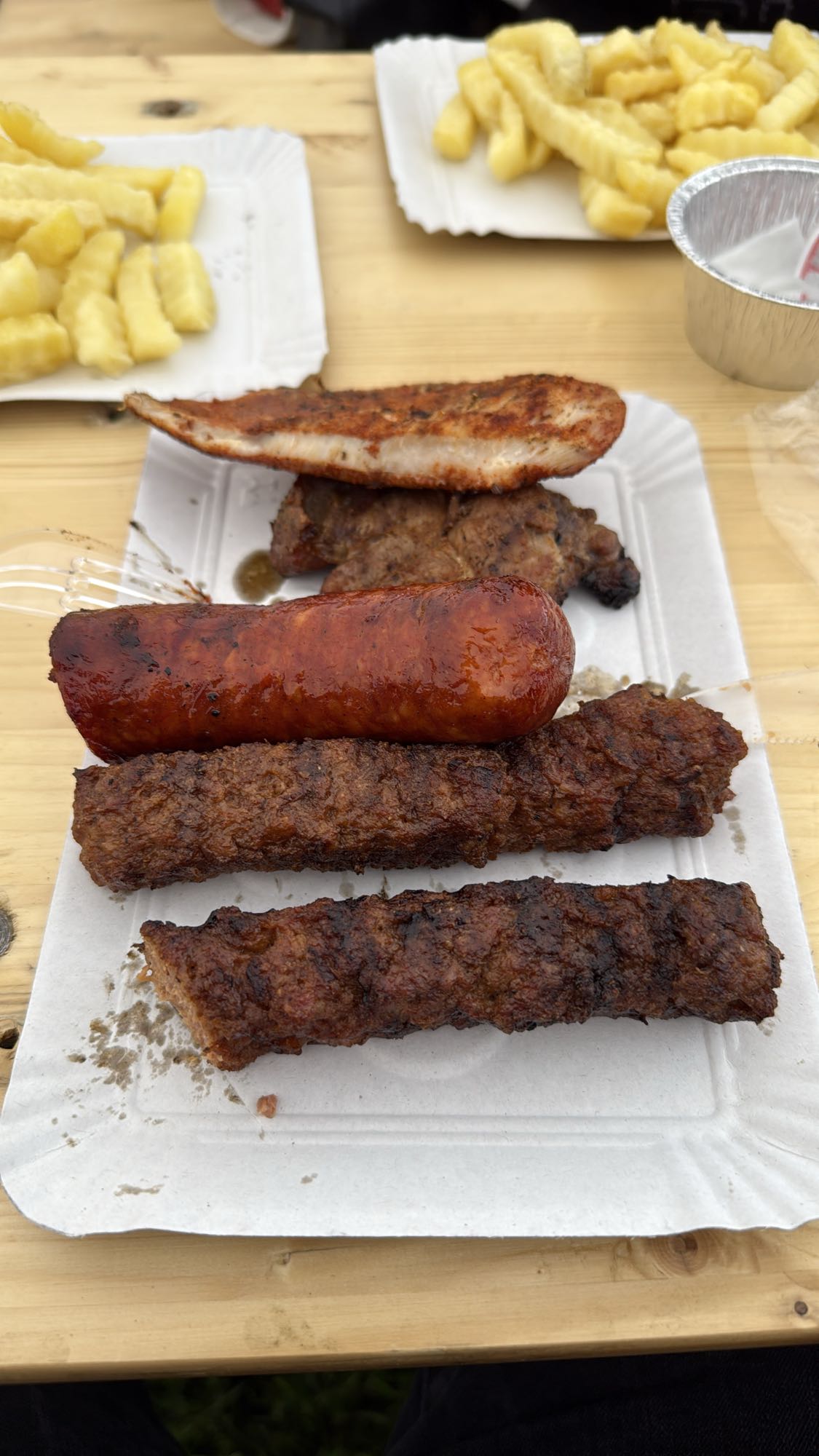 Grătar mixt cu cartofi prăjiți