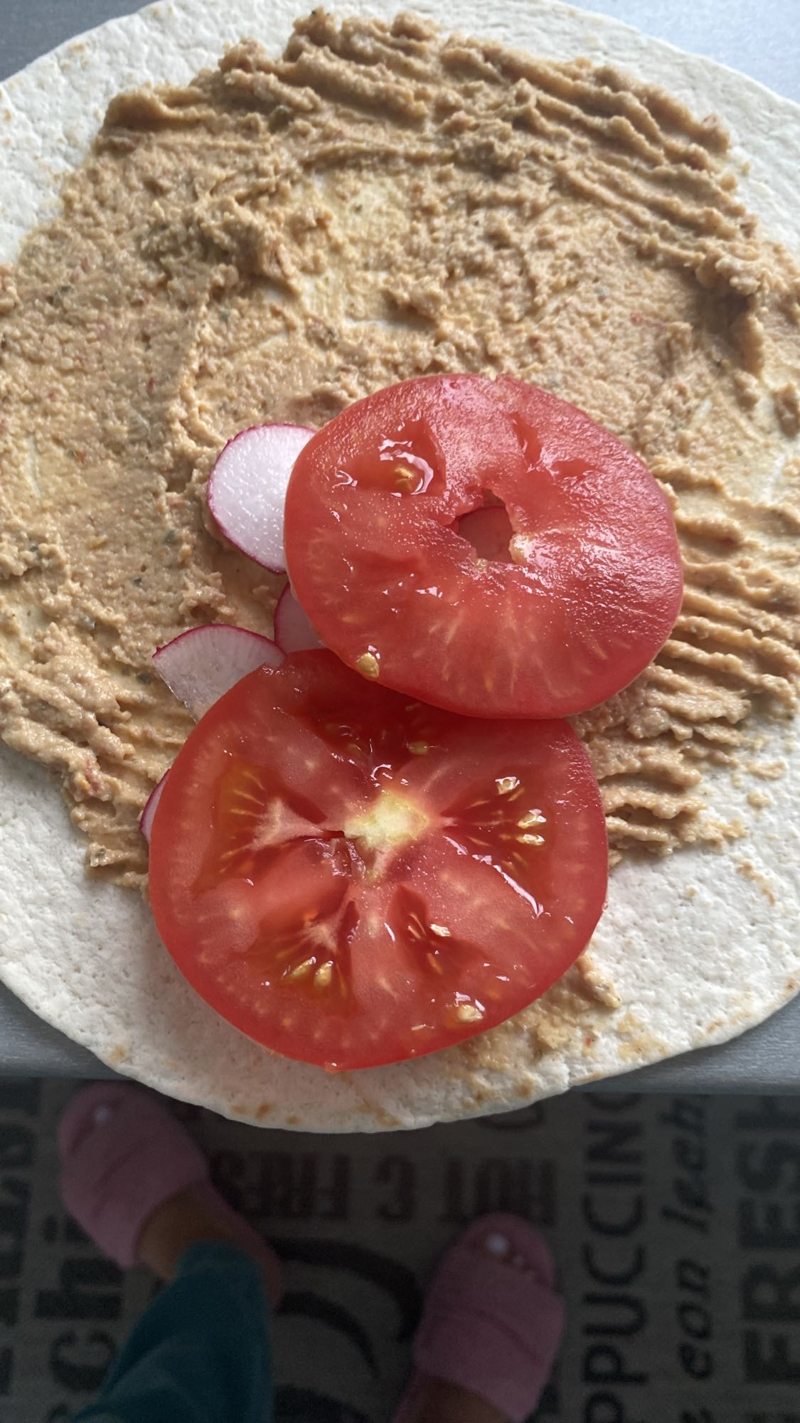 Wrap z hummusem i warzywami