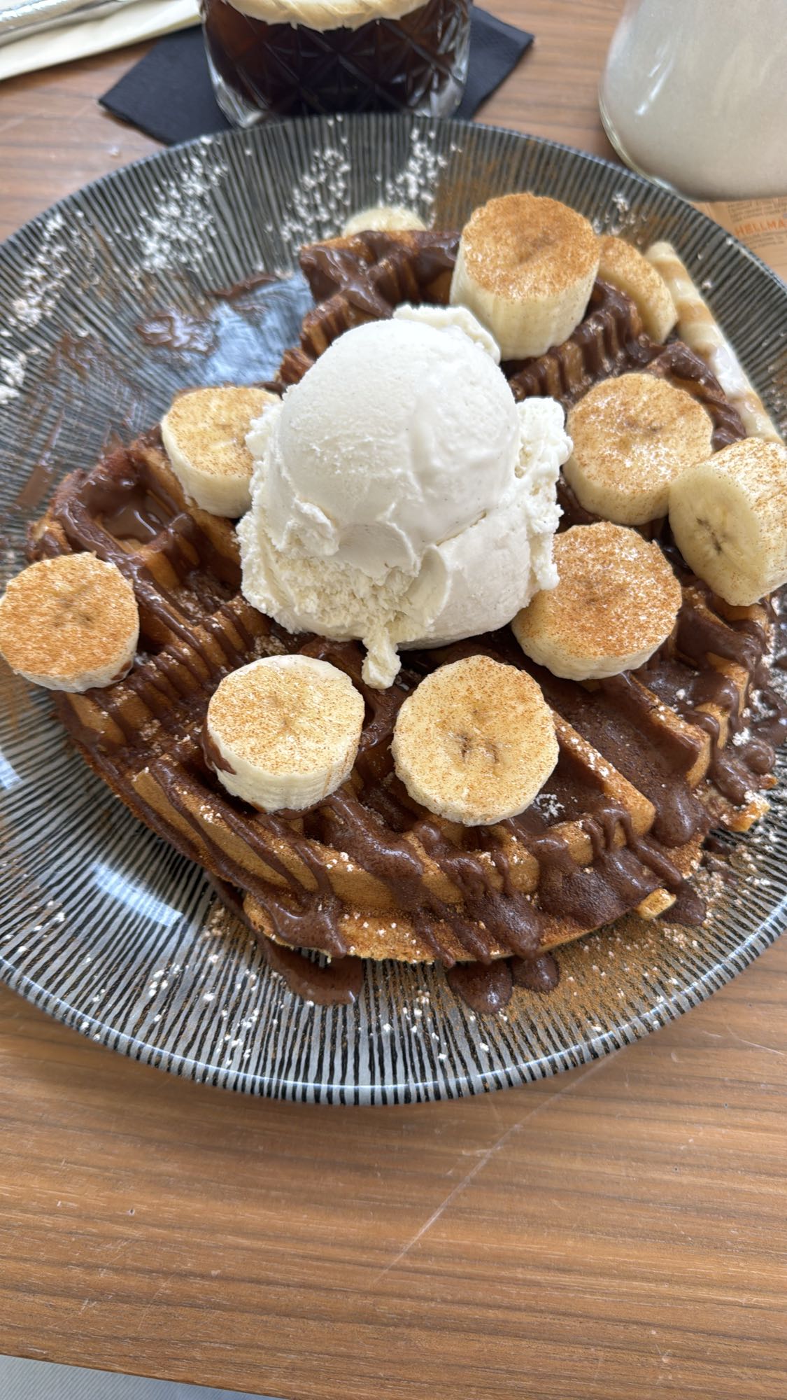 Wafel met banaan en ijs