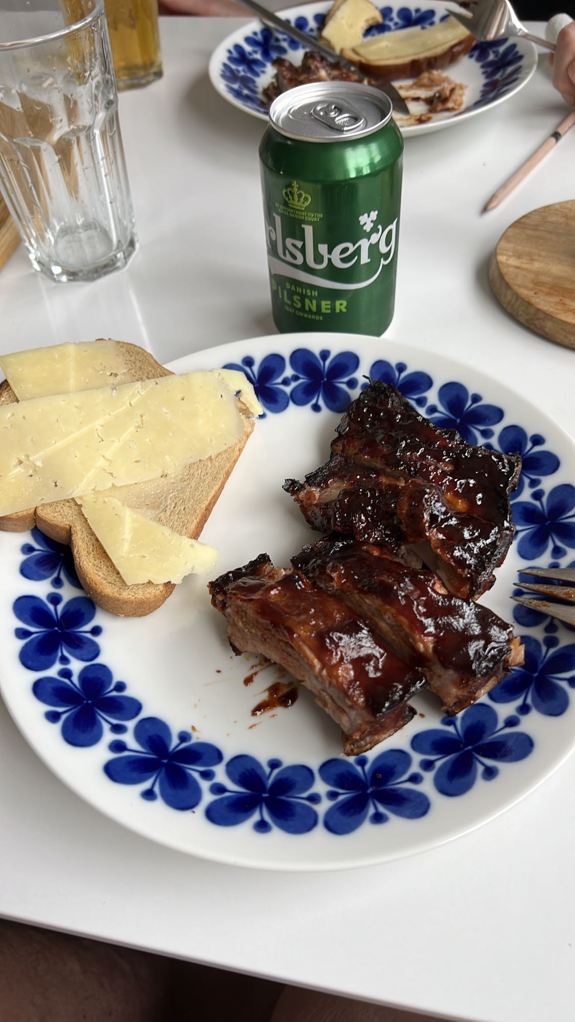 Revbensspjäll med ostbröd