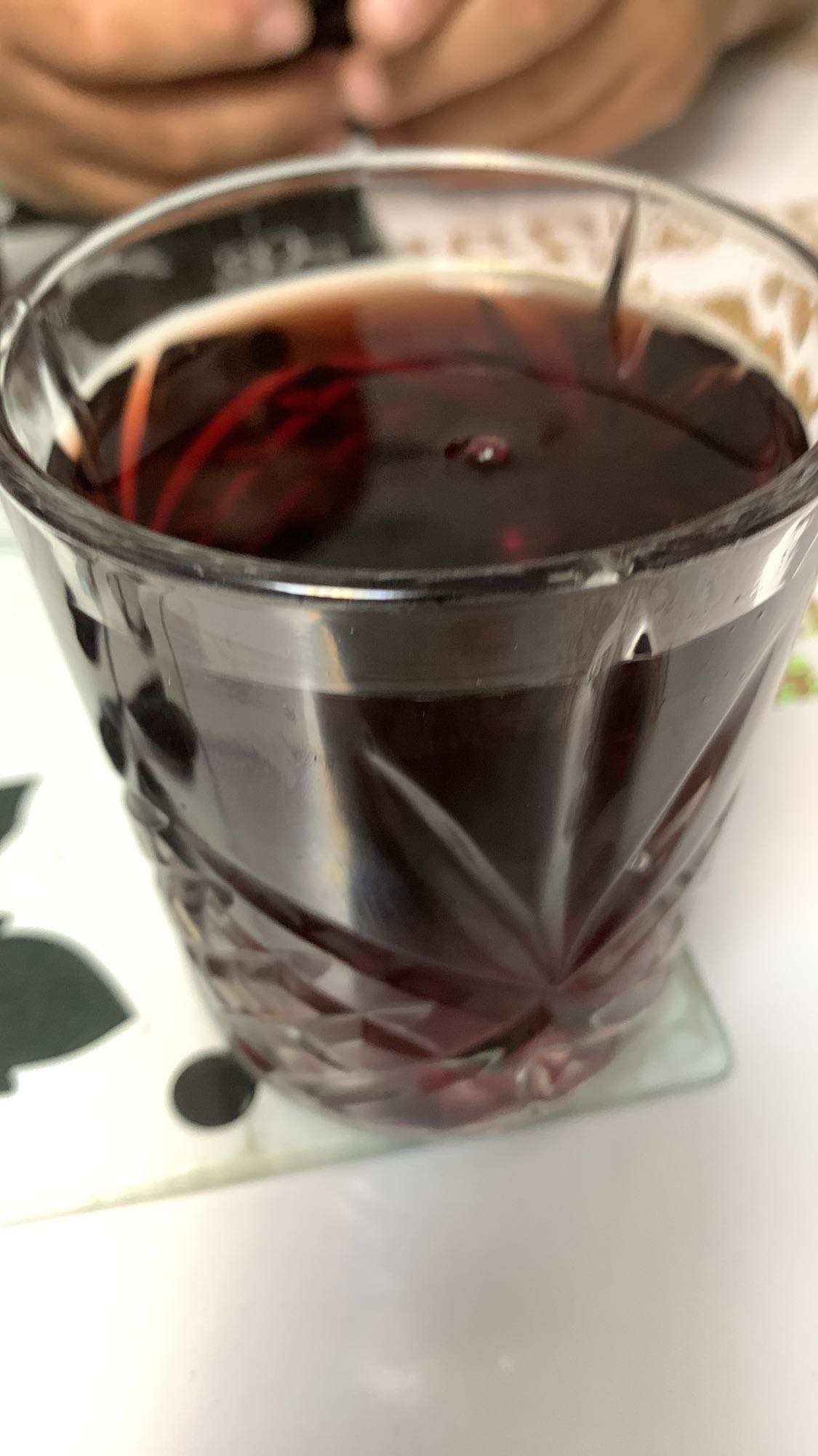 Pahar cu suc de struguri