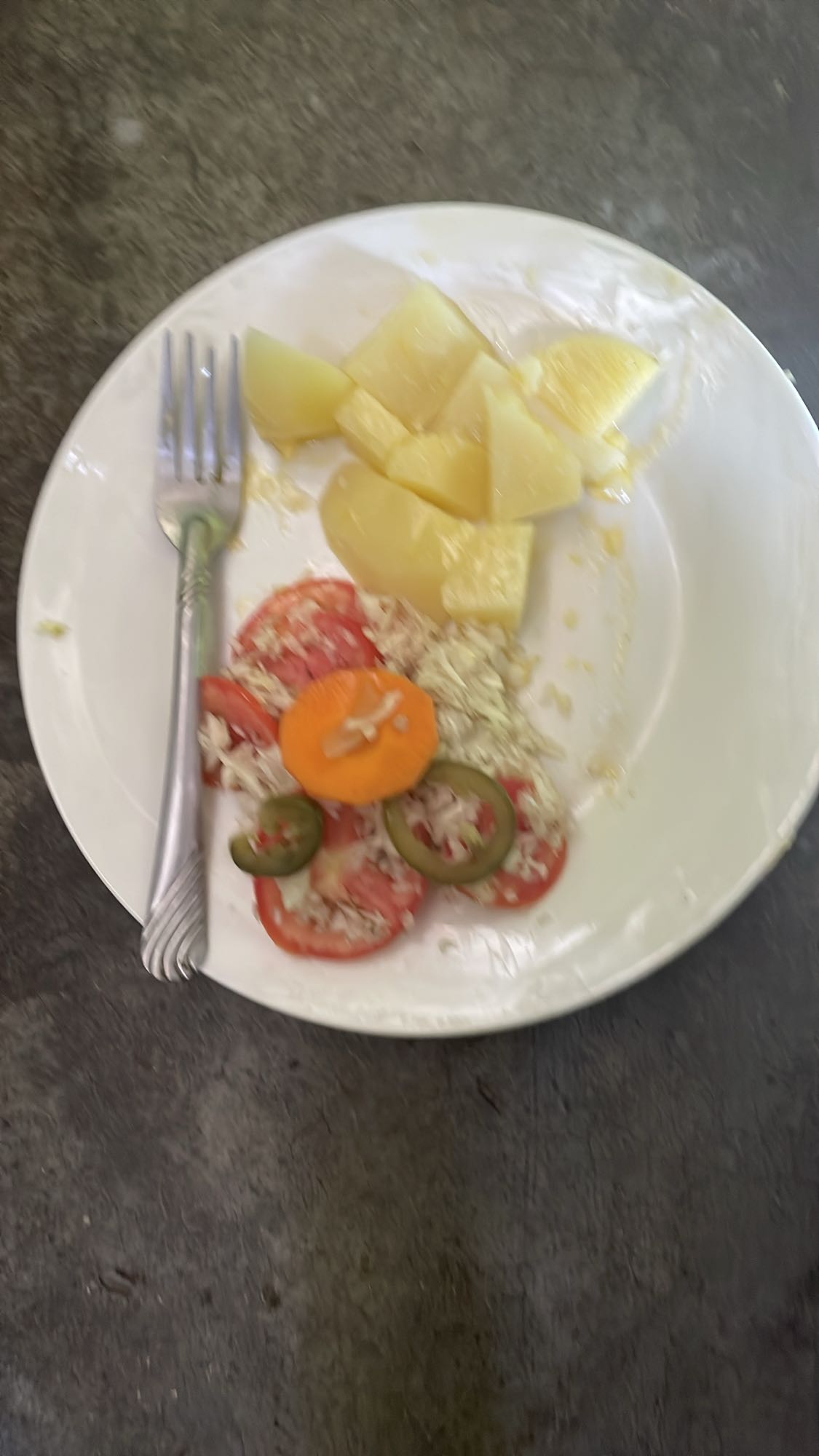 ensalada y papas hervidas