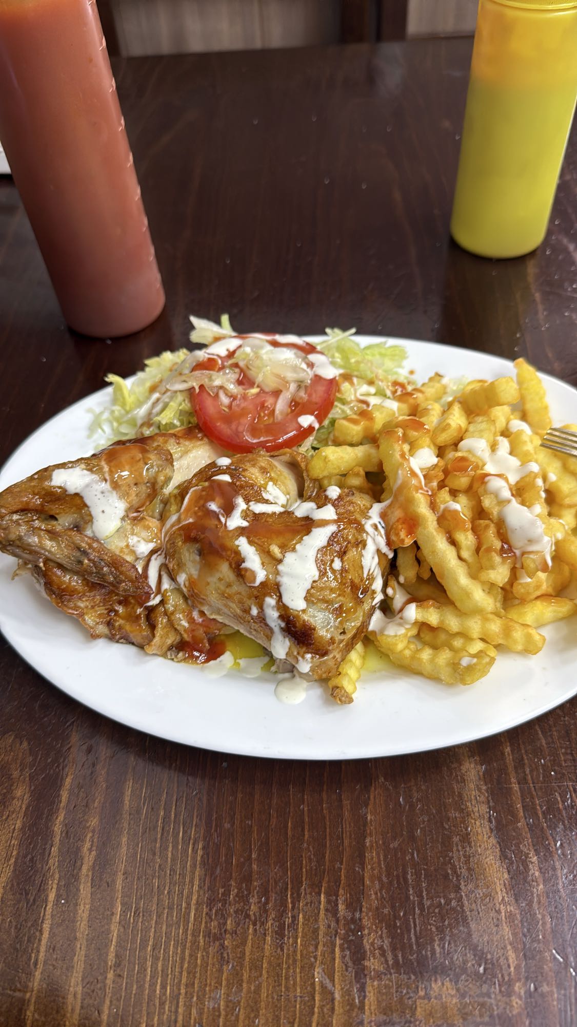 Pollo asado con papas fritas