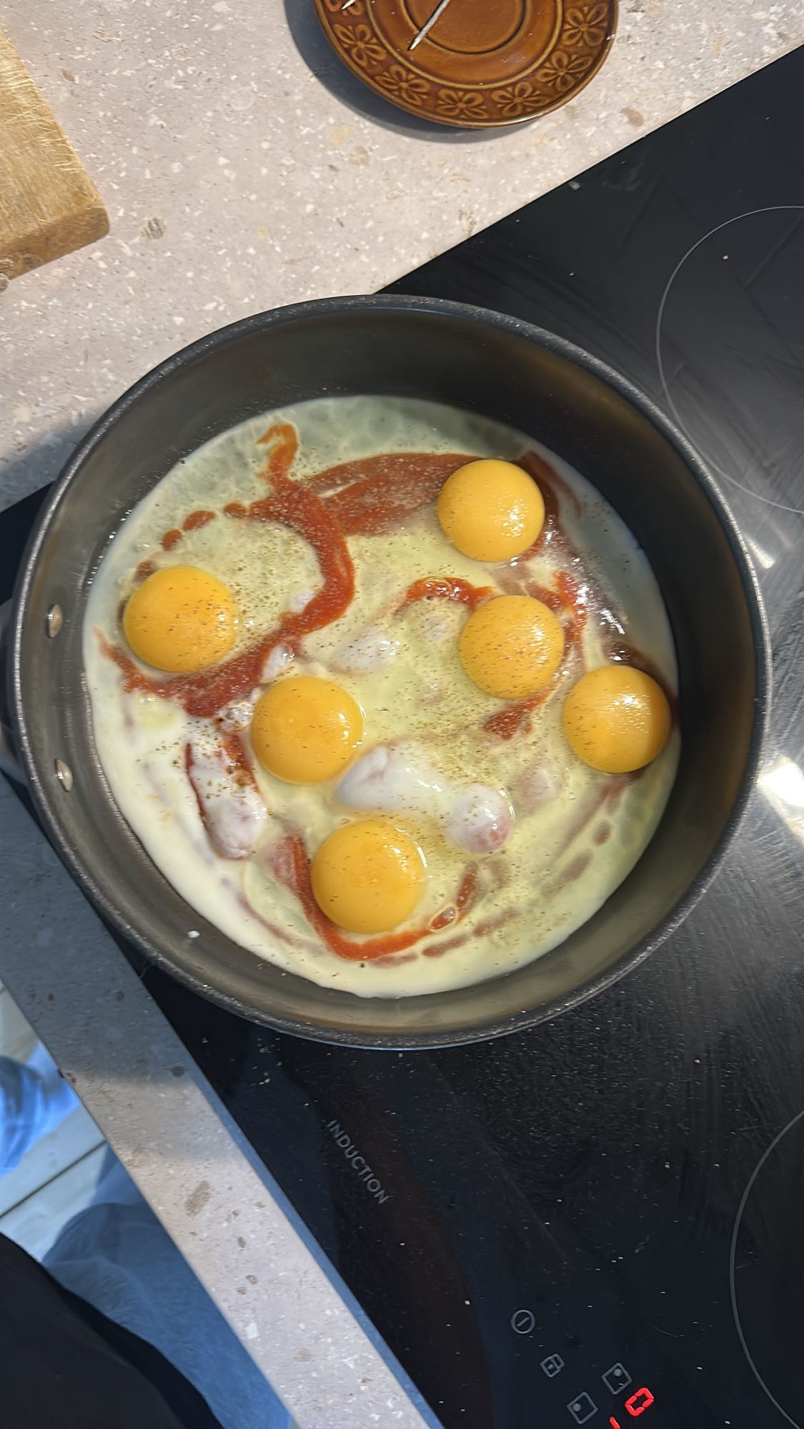 Ägg med sås i panna