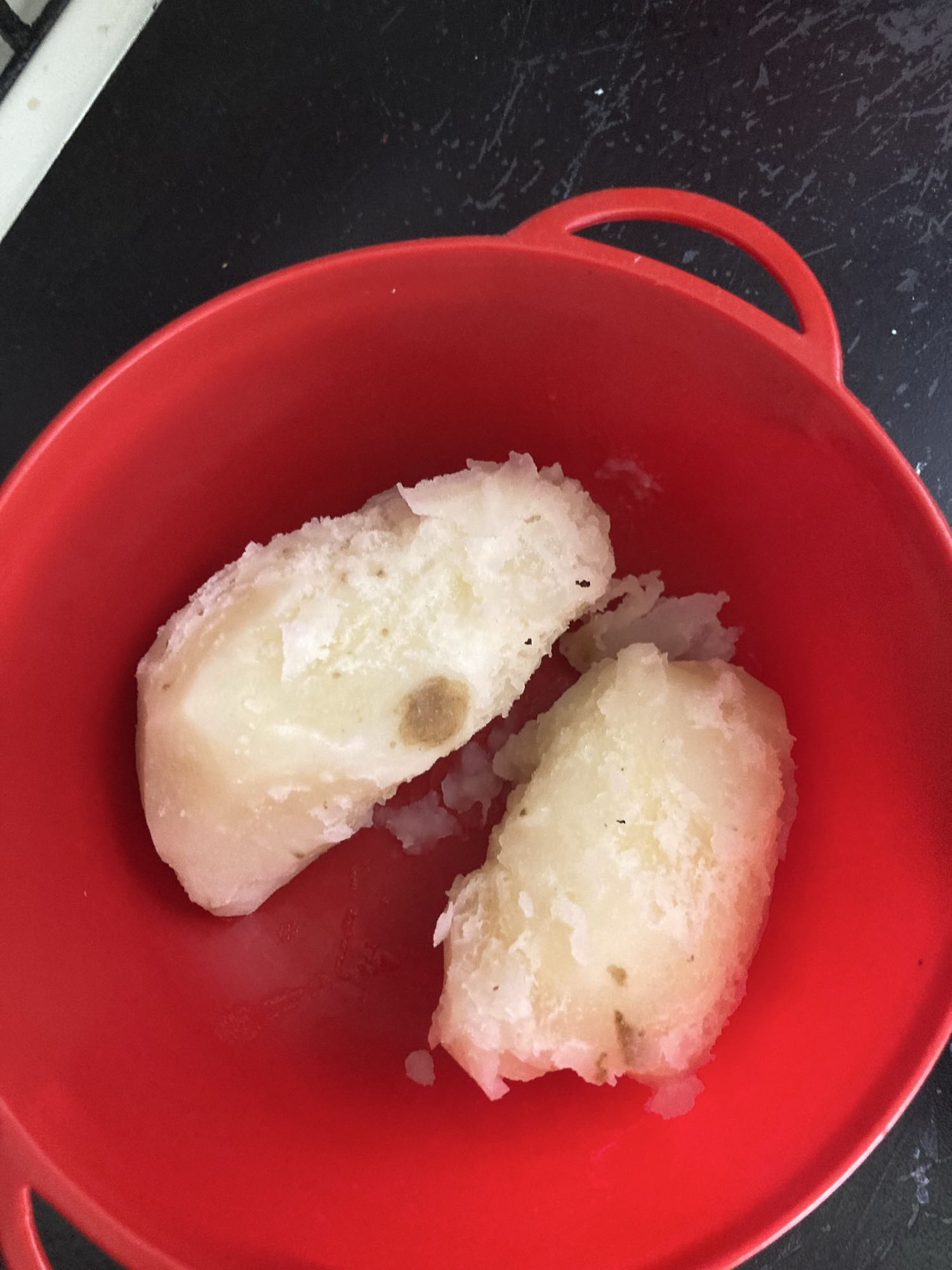 Yuca hervida con filete pescado y una cucharada de frijol