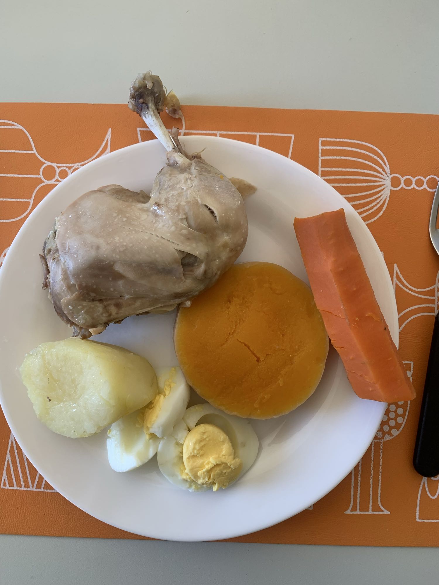 Pollo con verduras y huevo