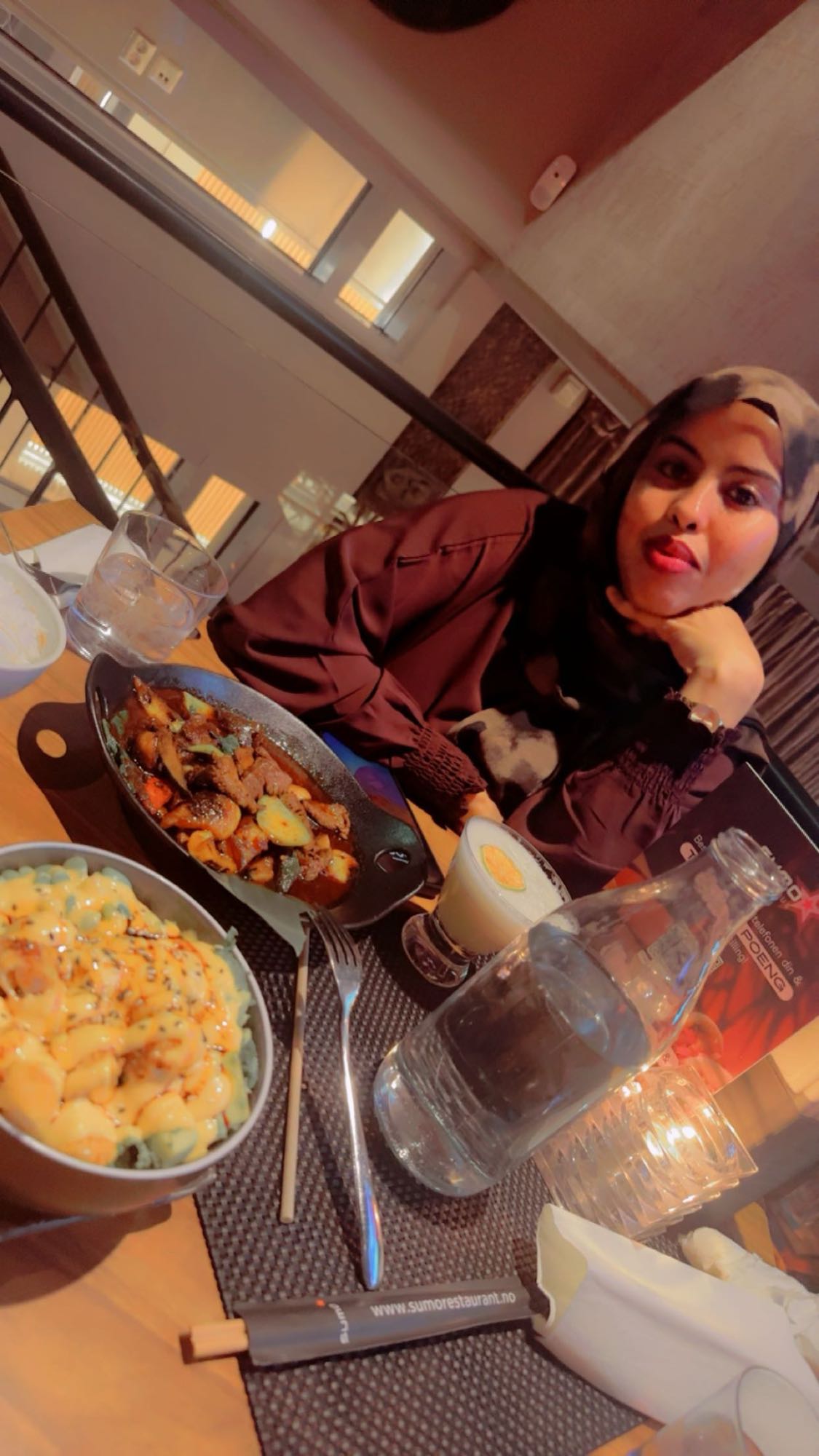 Beef stir fry and sushi bowl