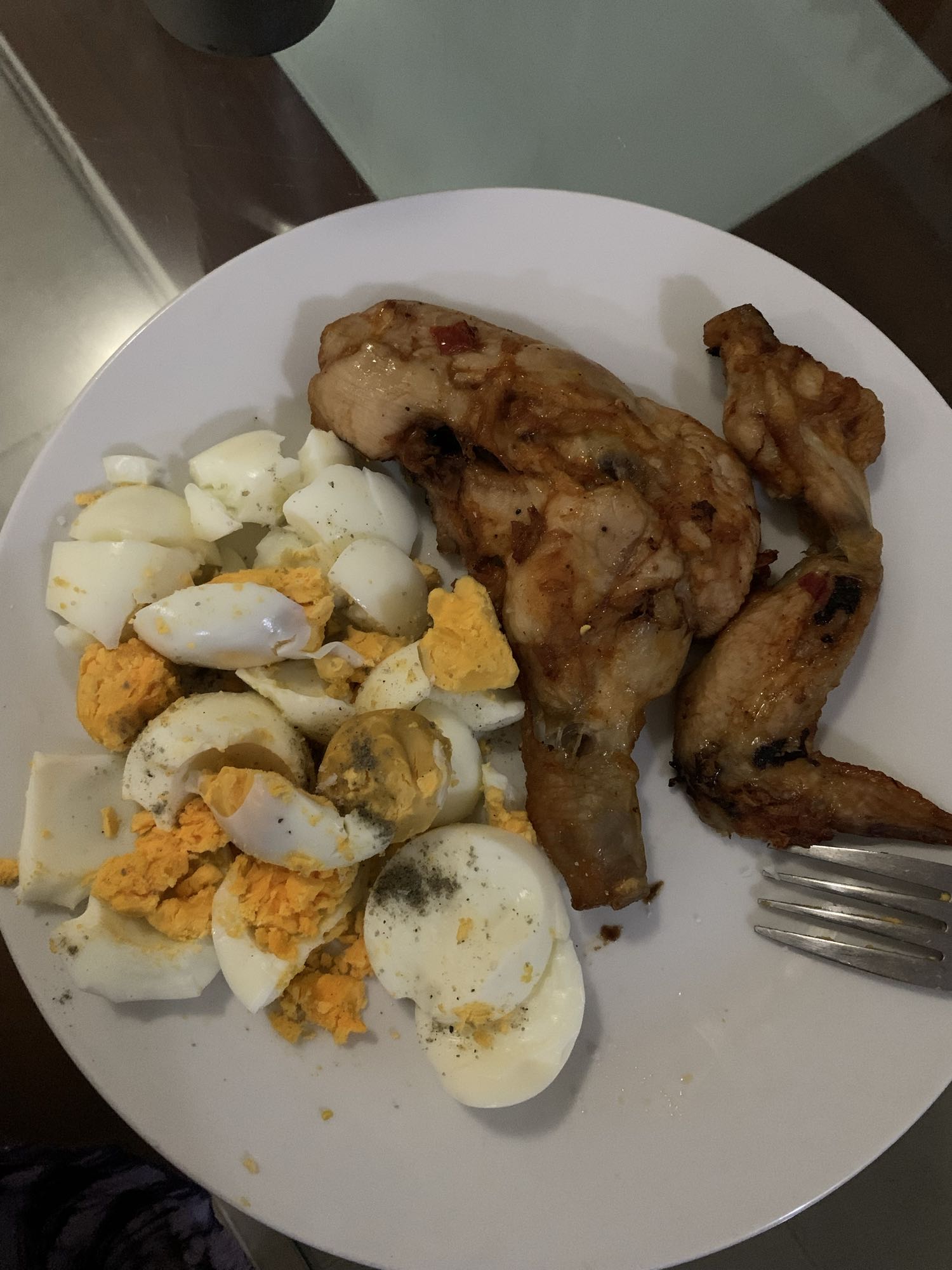 Pollo y huevos cocidos