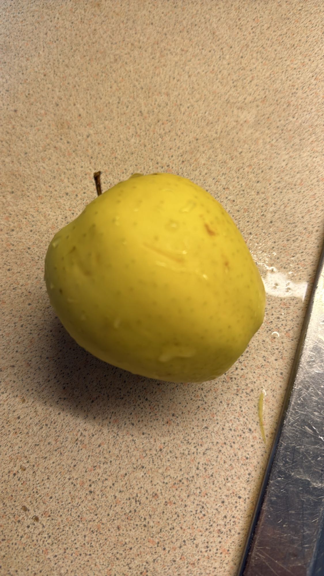 Жълта ябълка