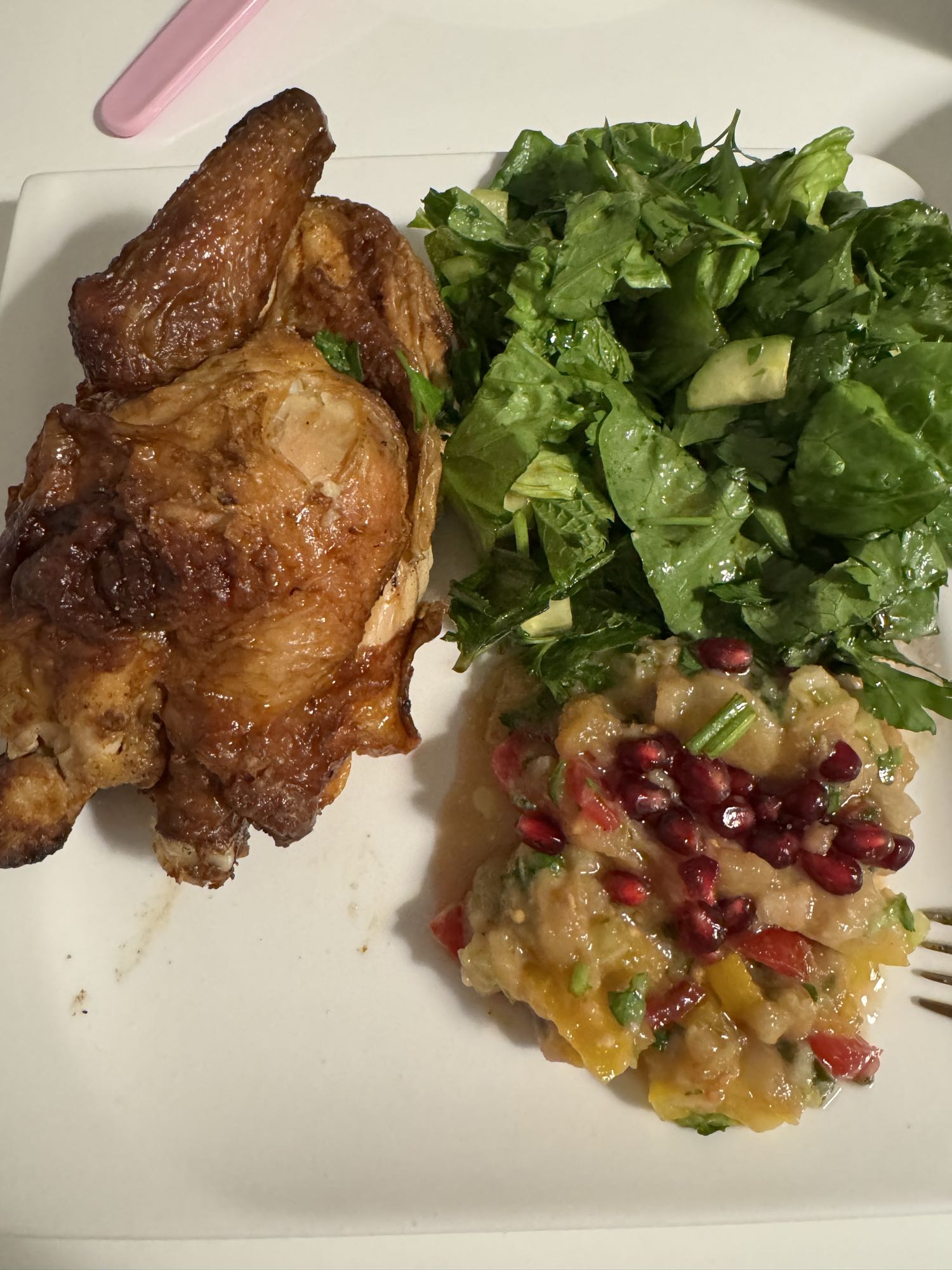 Halbes Hähnchen mit grünem Salat und Auberginen-Dip