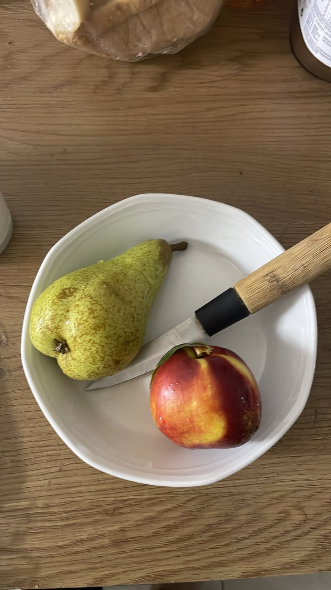 تفاحة وكمثرى