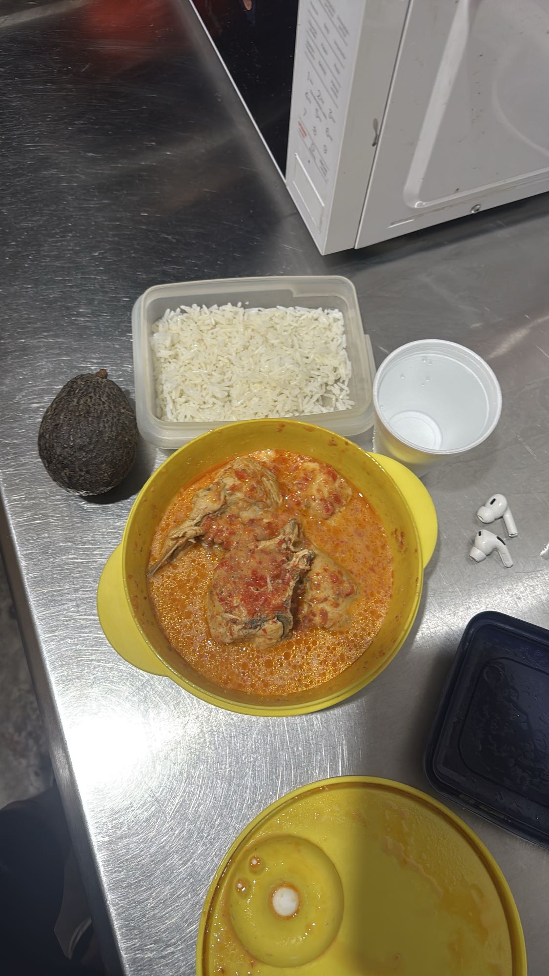 Pollo guisado con arroz y aguacate