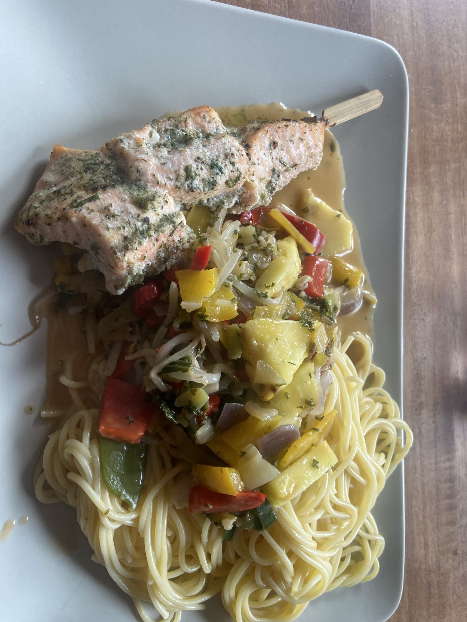 Zalmspies met pasta en groenten