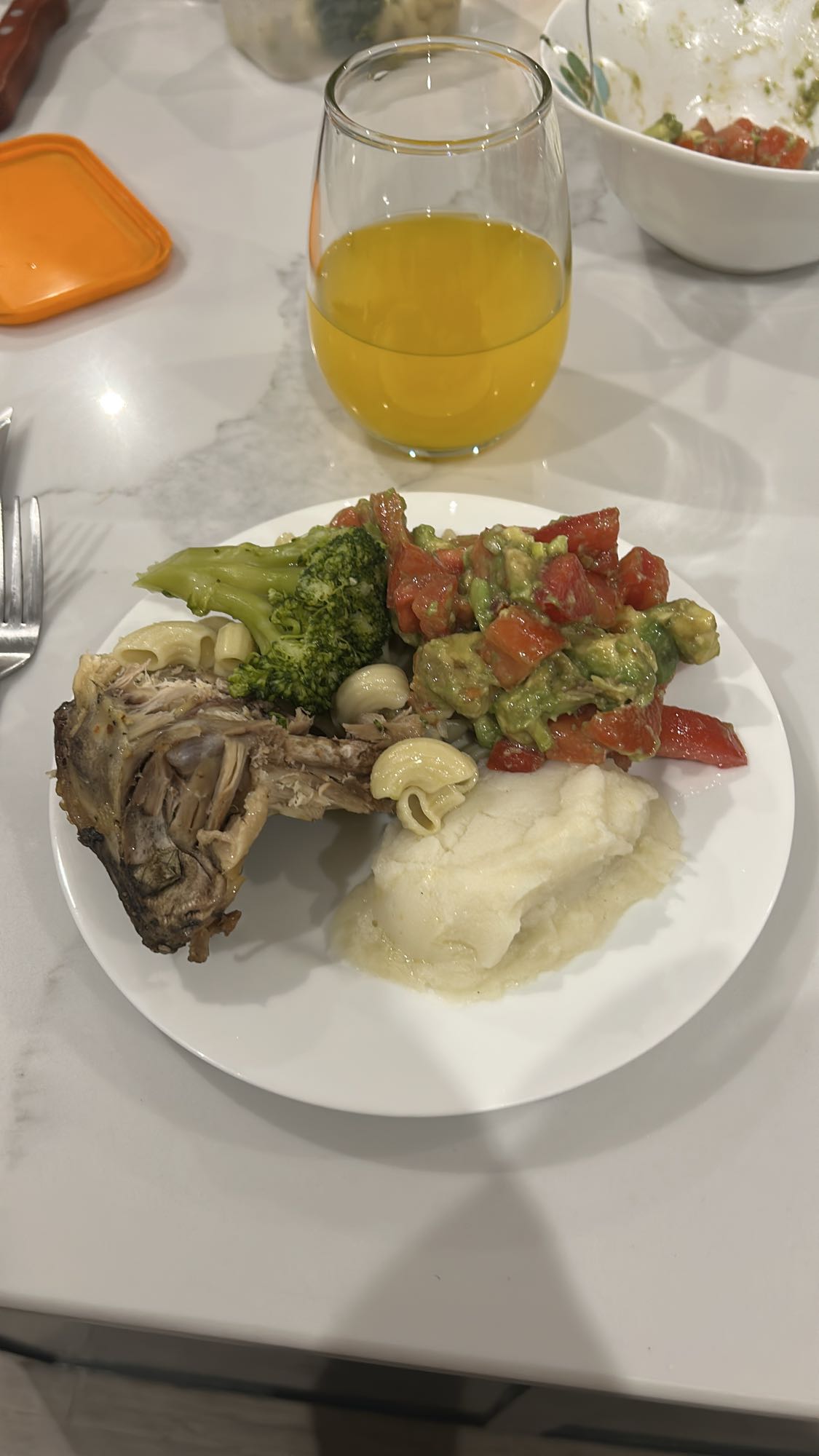 Cena con pollo y verduras