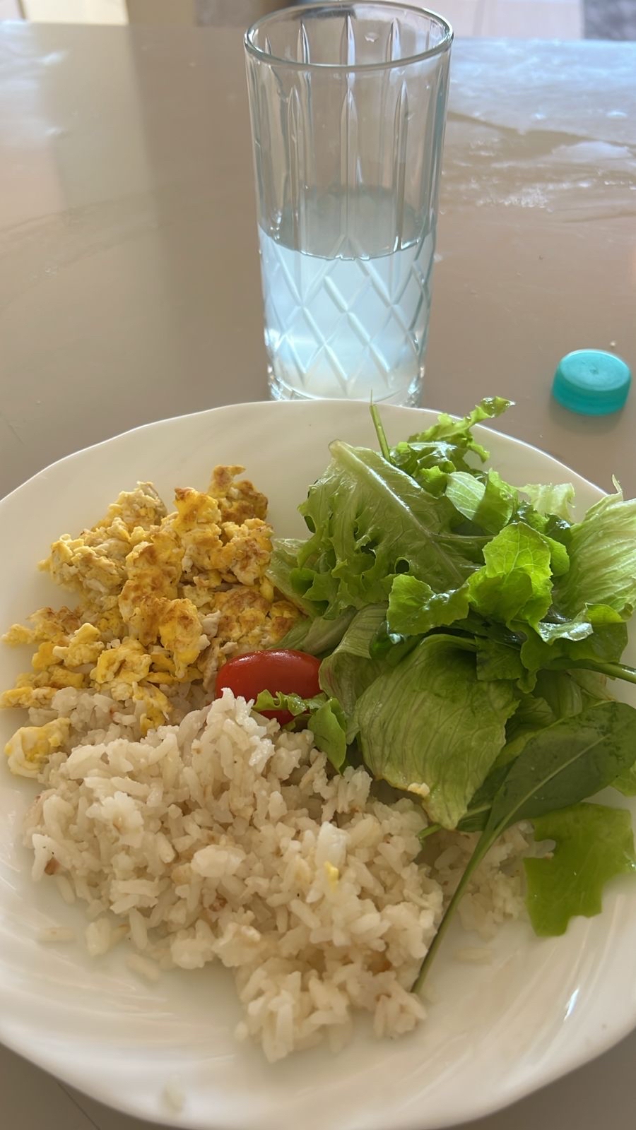 Arroz, ovos e salada