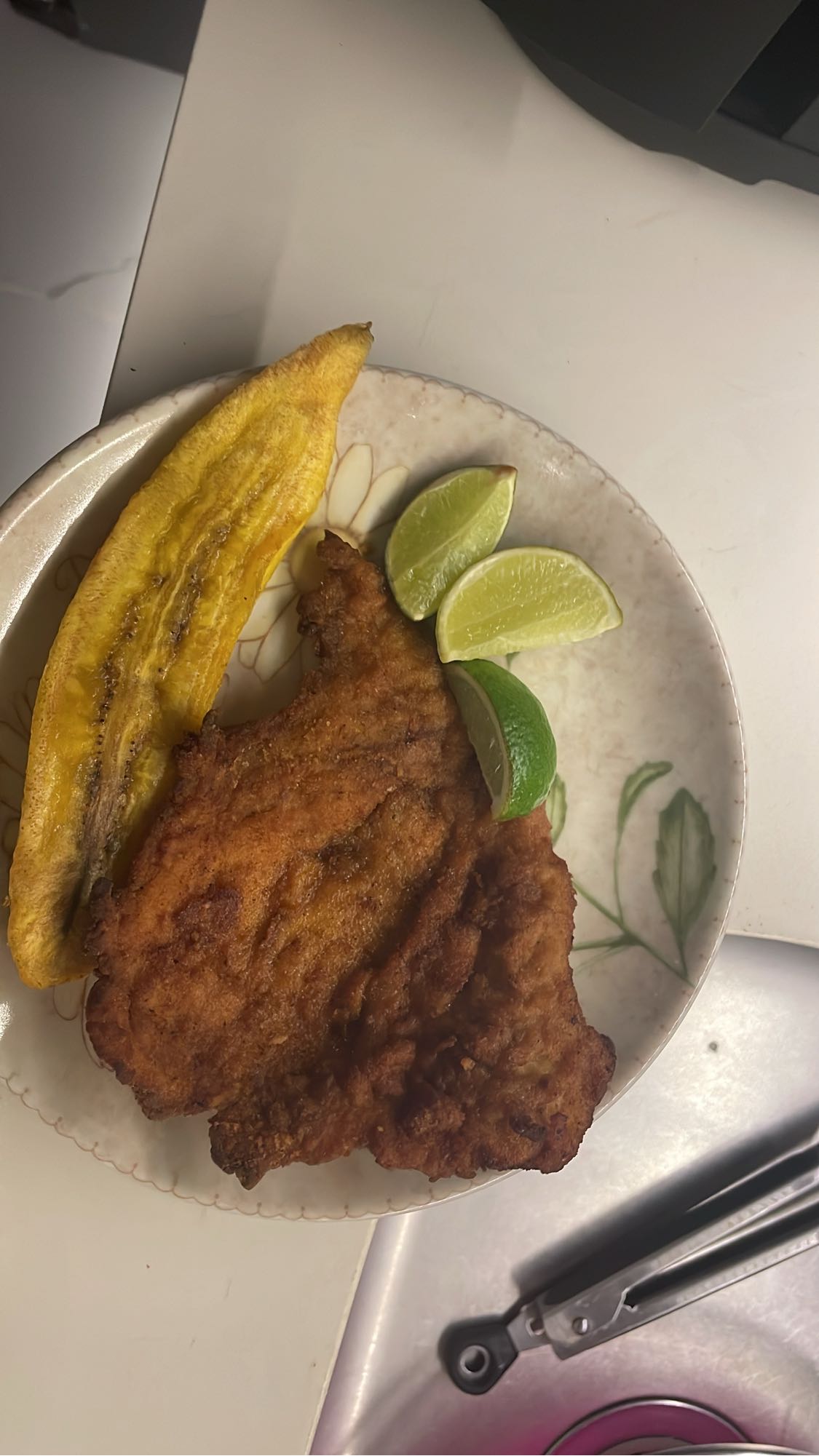 Pescado frito con plátano