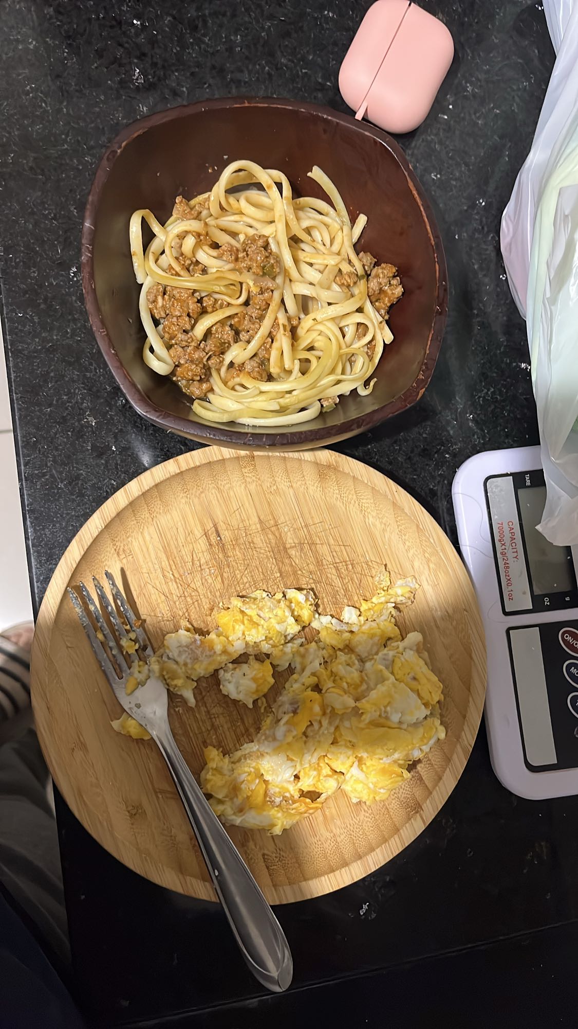 Pasta con carne y huevos