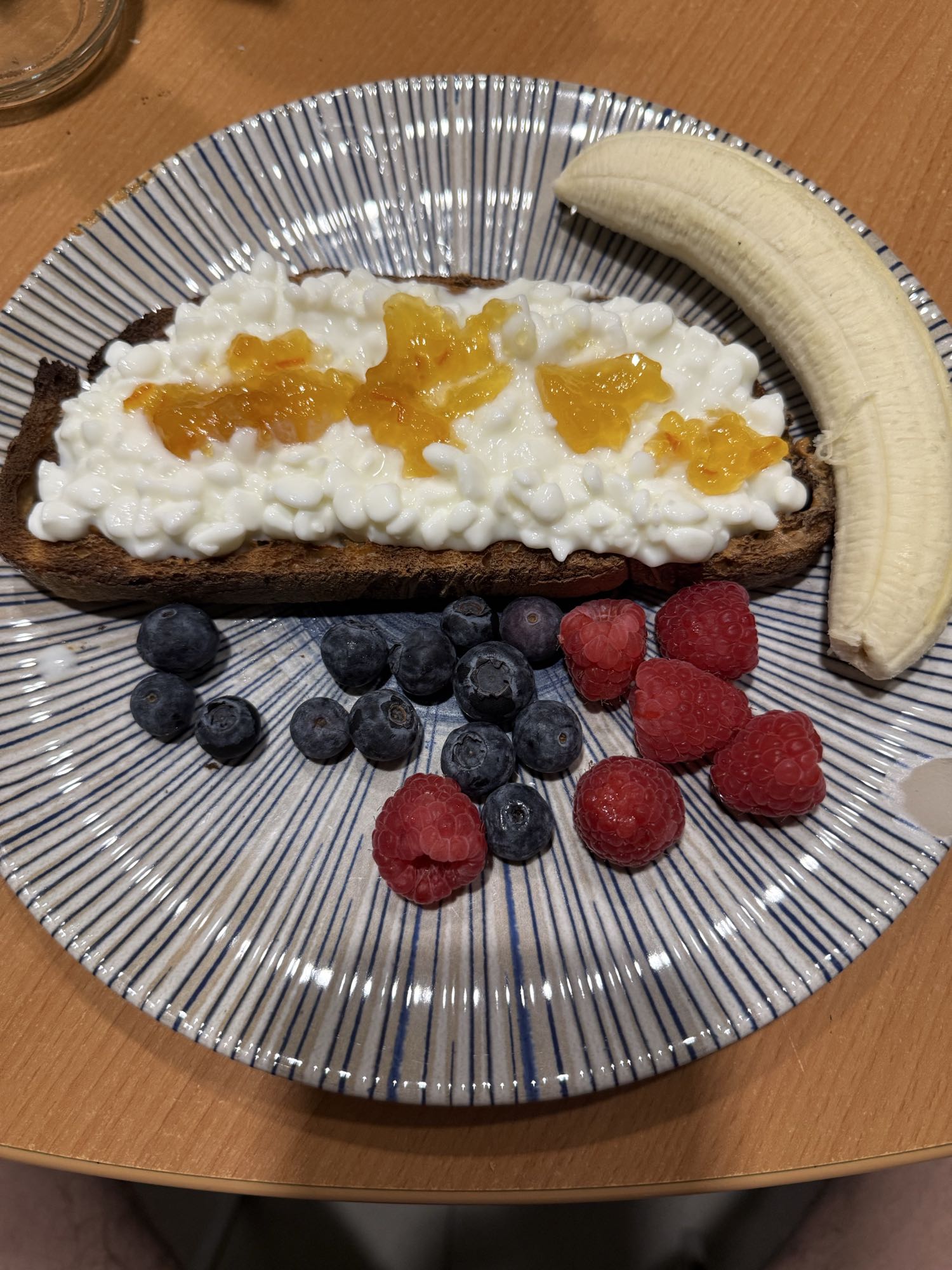 Desayuno con frutas y requesón