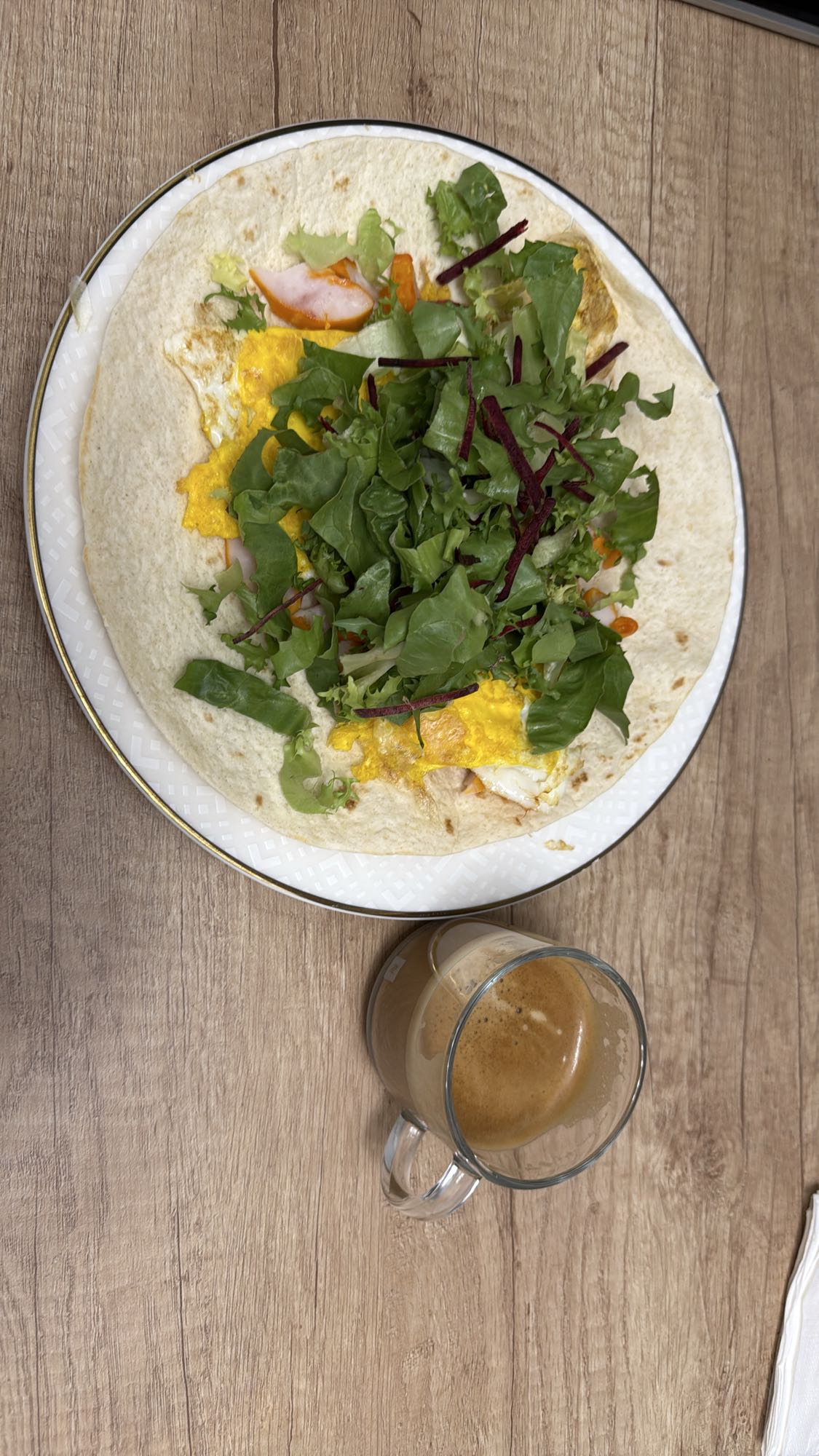 Wrap cu ou, legume și cafea