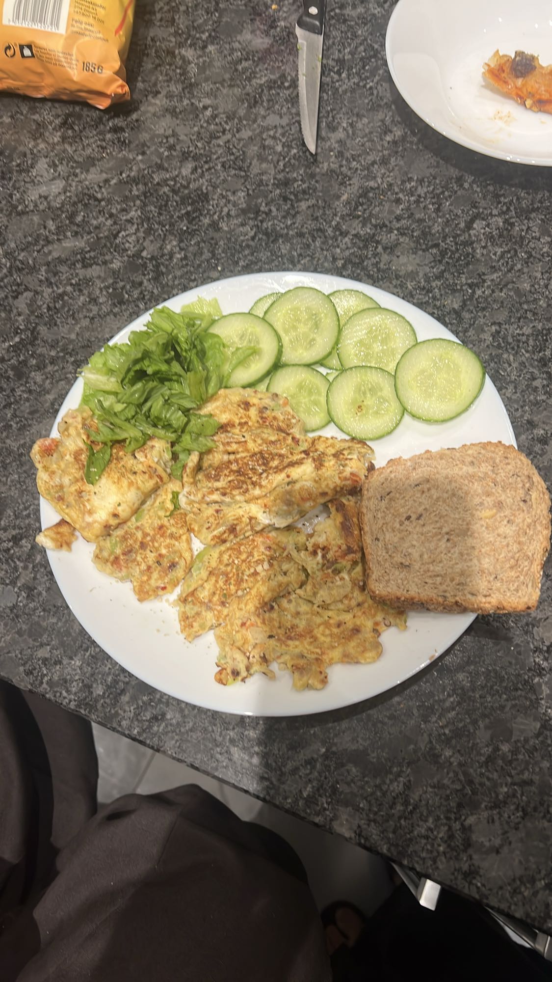 Omelett med brød og grønnsaker