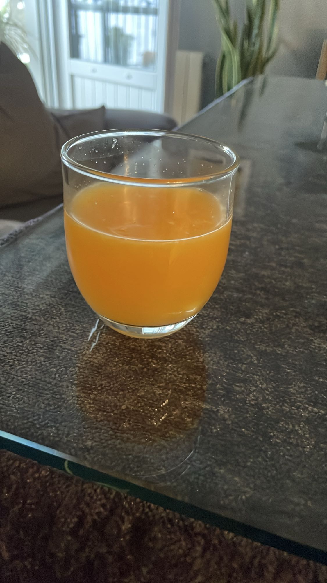 vaso de jugo de naranja