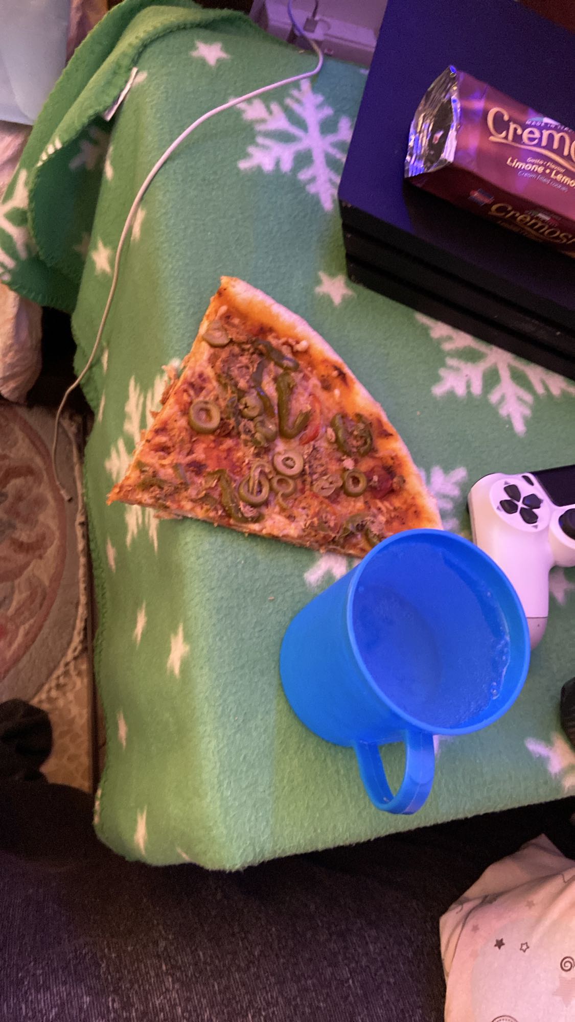 Veggie pizza slice & drink