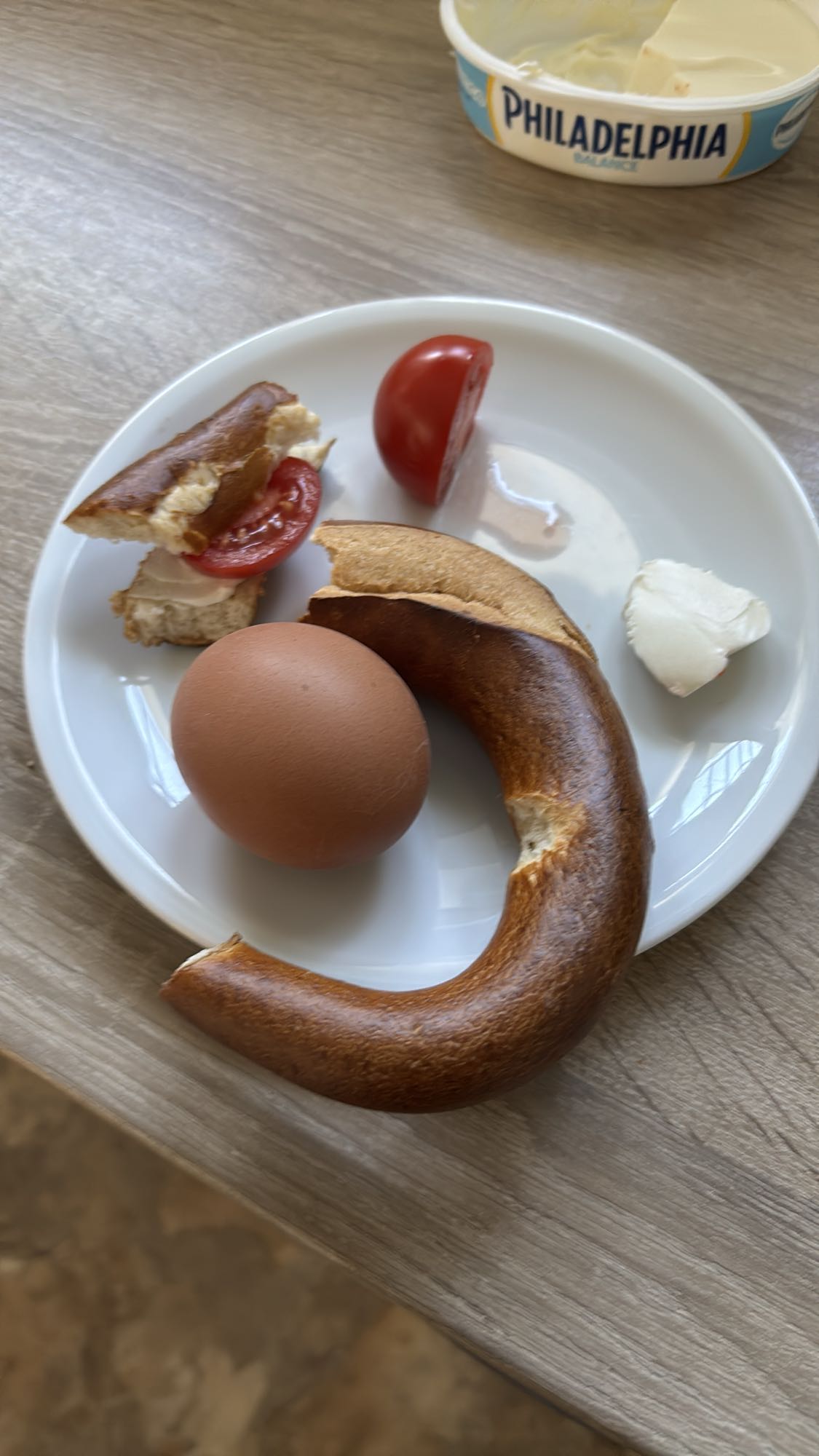 Frühstück mit Ei & Brezel