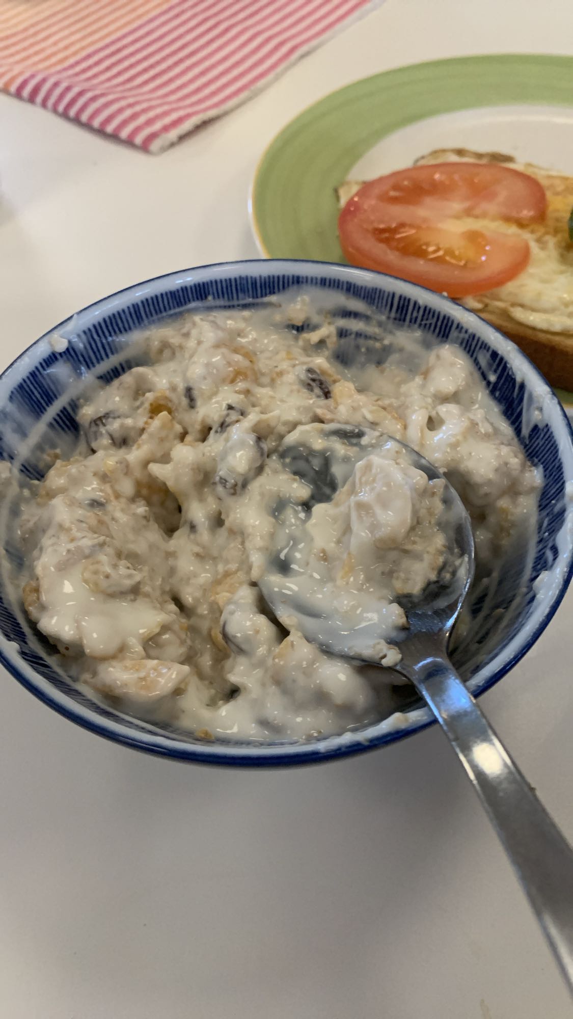 Yoghurt med müsli och frukt