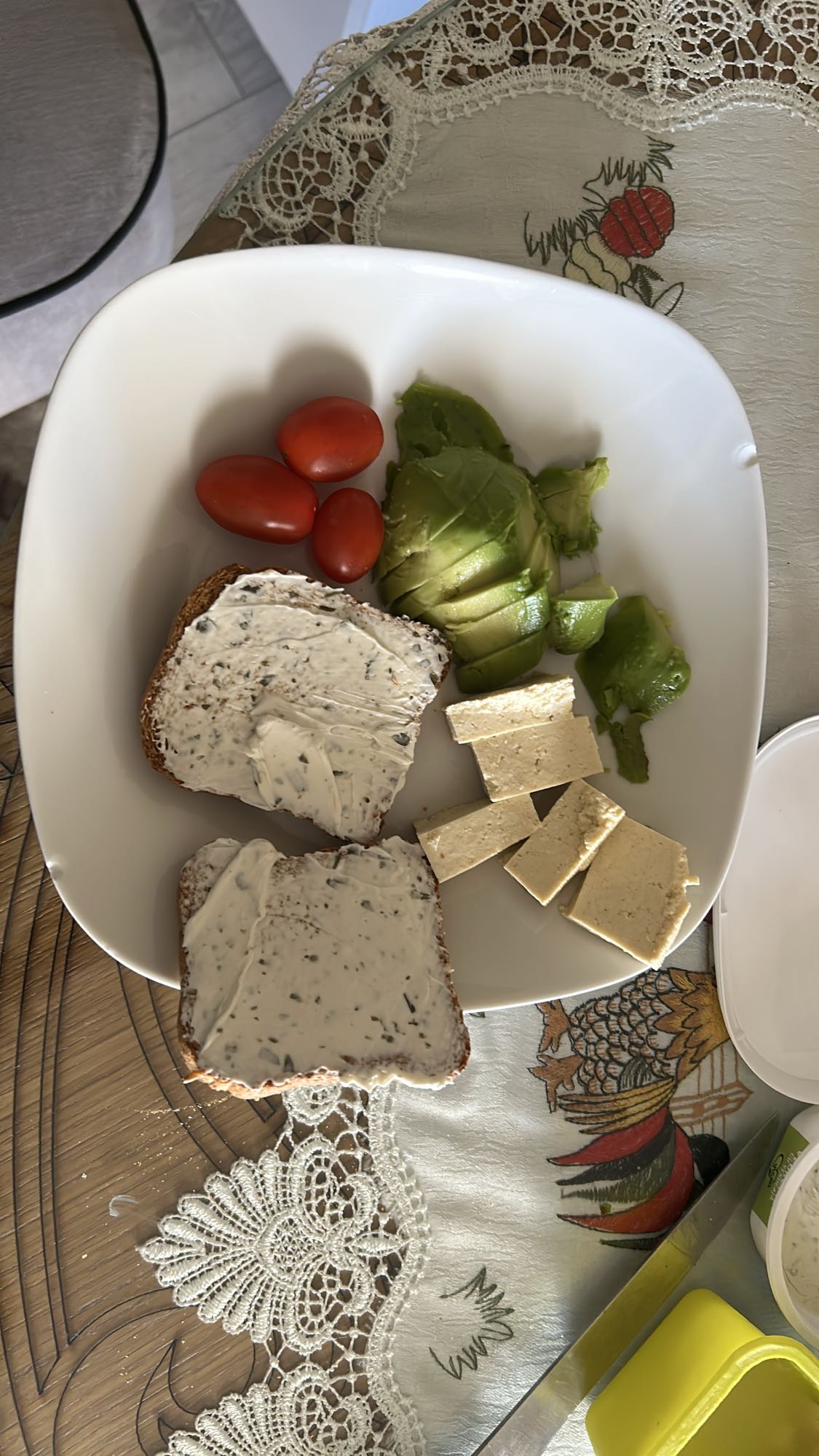 Mic dejun cu tofu și avocado