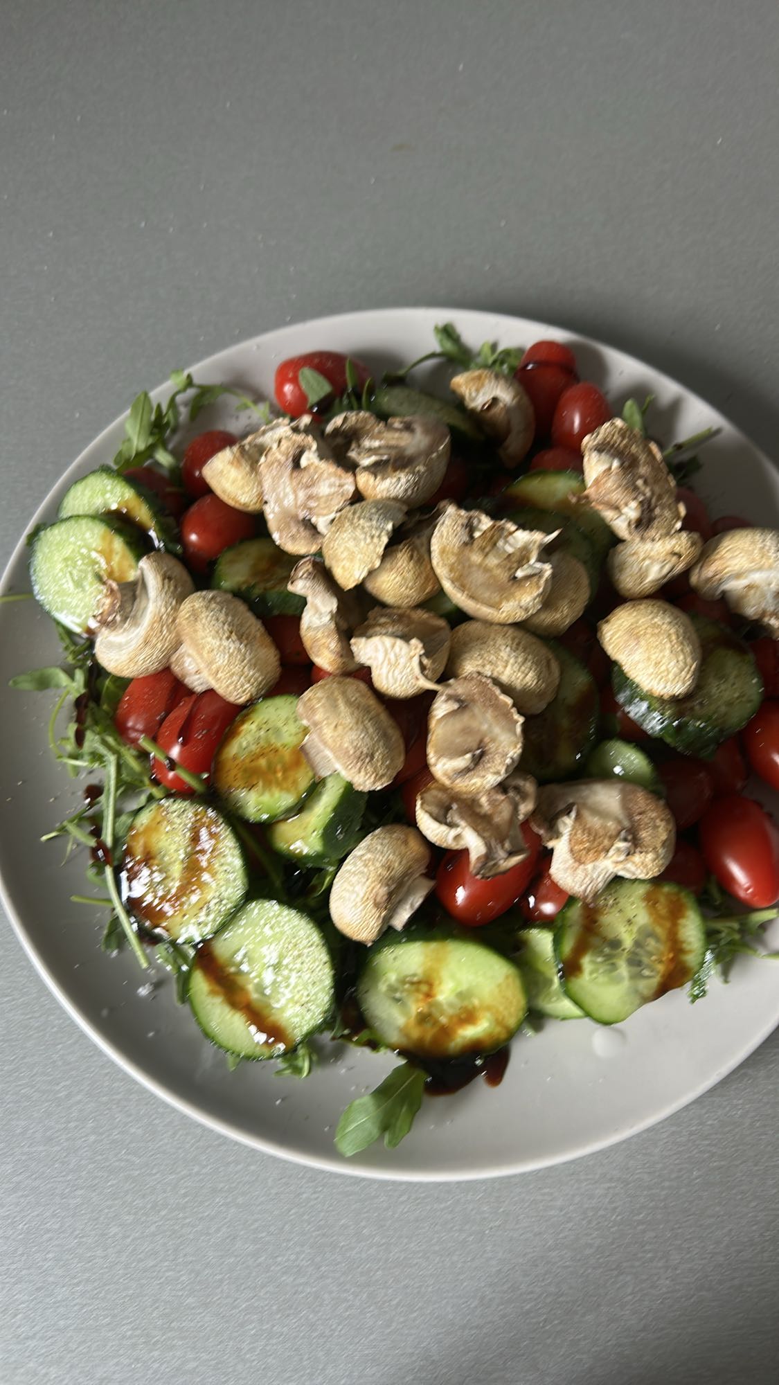 Sałatka z warzywami i pieczarkami