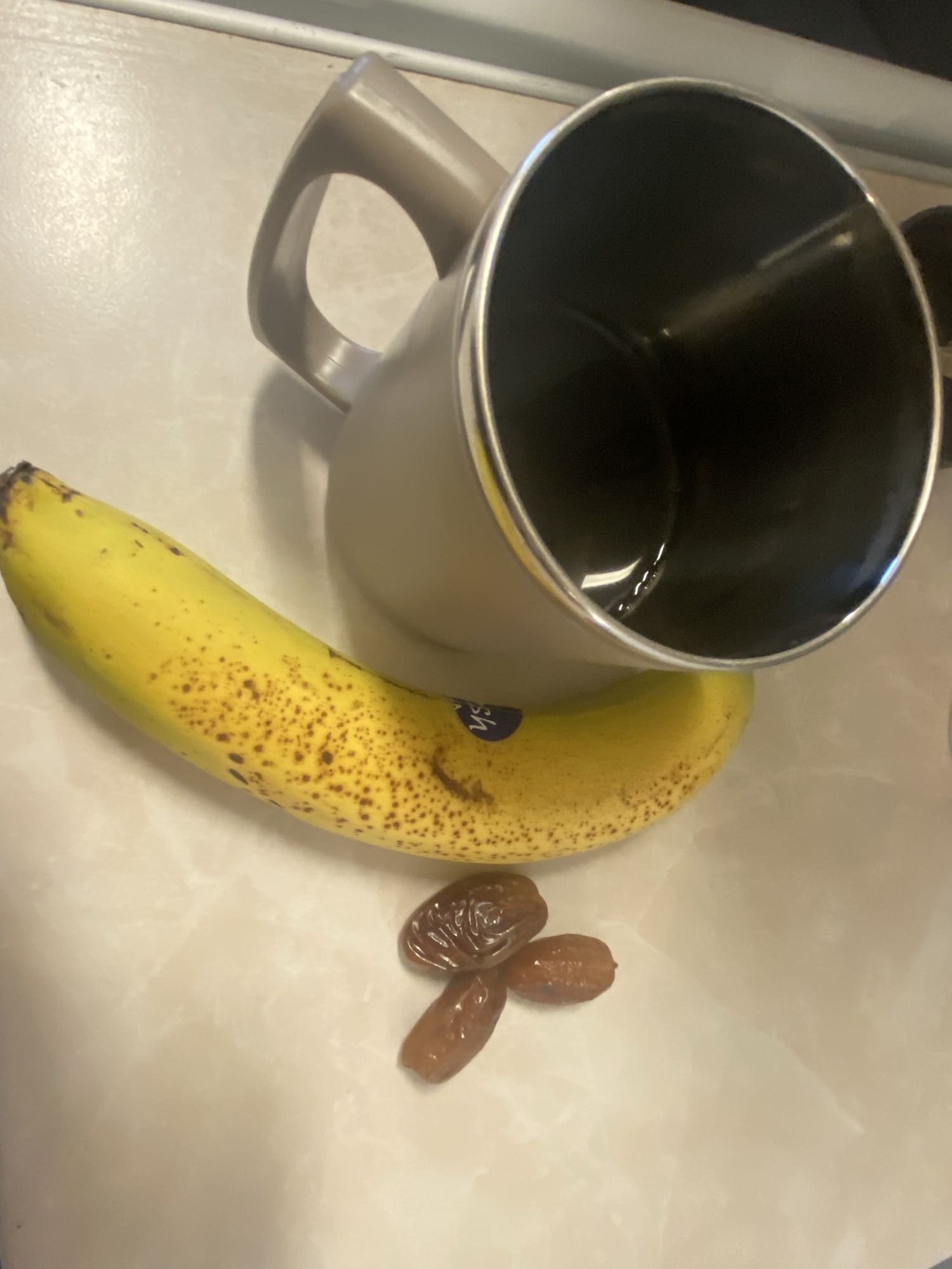 موز وتمر مع ماء