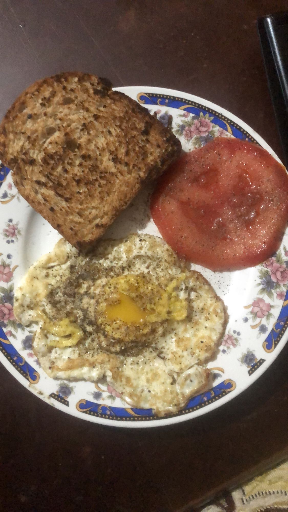 Oeuf, pain complet, tomate