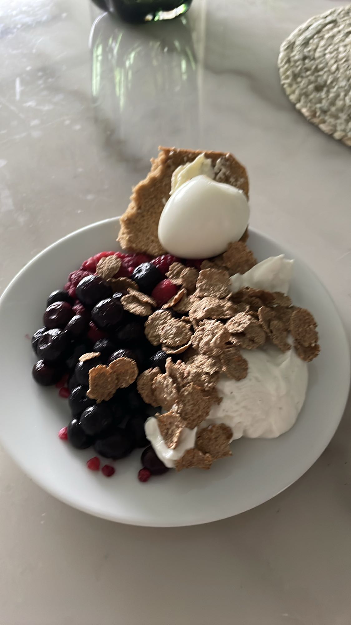 Yoghurt, bär & äggfrukost