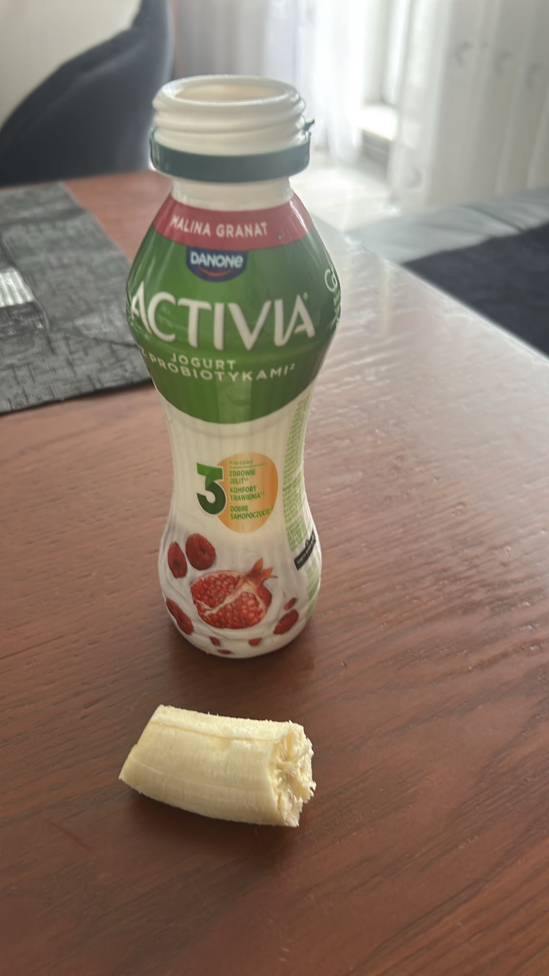 jogurt malinowy i banan